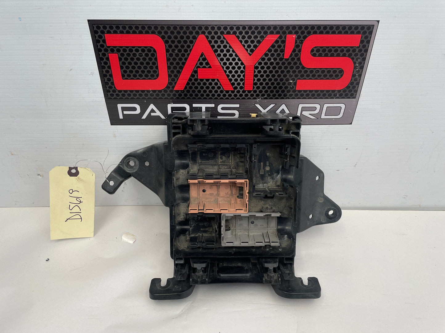 2018 Cadillac CTS-V Fuse Retainer Block OEM - Day's Parts Yard