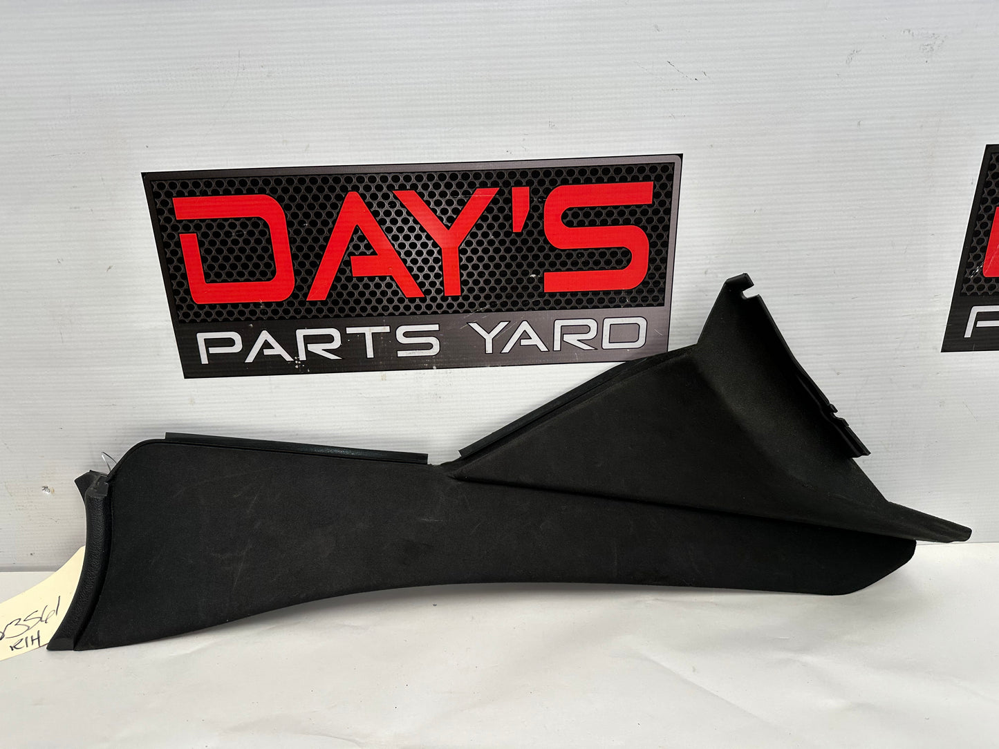 2006 Pontiac GTO RH Passenger Suede Console Trim OEM - Day's Parts Yard