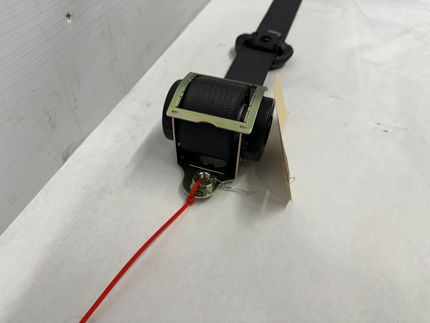 2006 Pontiac GTO RH Passenger Front Seatbelt Seat Belt Retractor OEM - Day's Parts Yard