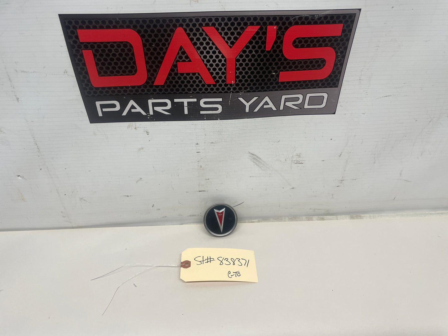 2006 Pontiac GTO Wheel Center Cap OEM - Day's Parts Yard