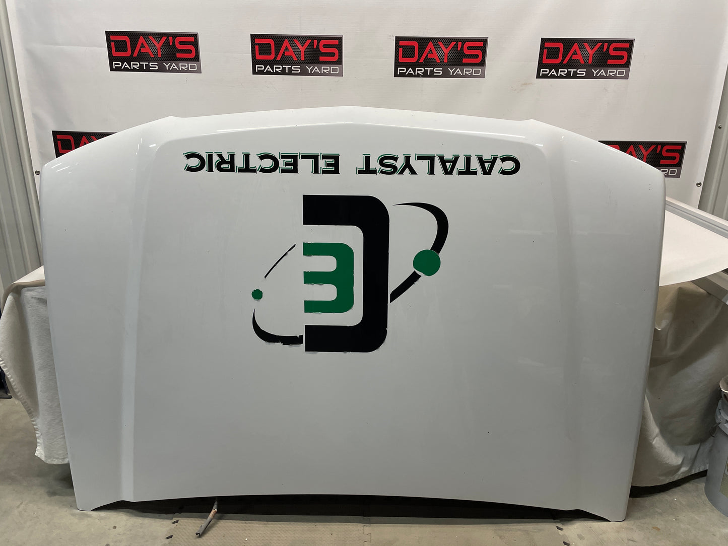 2004 Chevy Silverado 2500HD Hood OEM LOCAL PICK UP - Day's Parts Yard