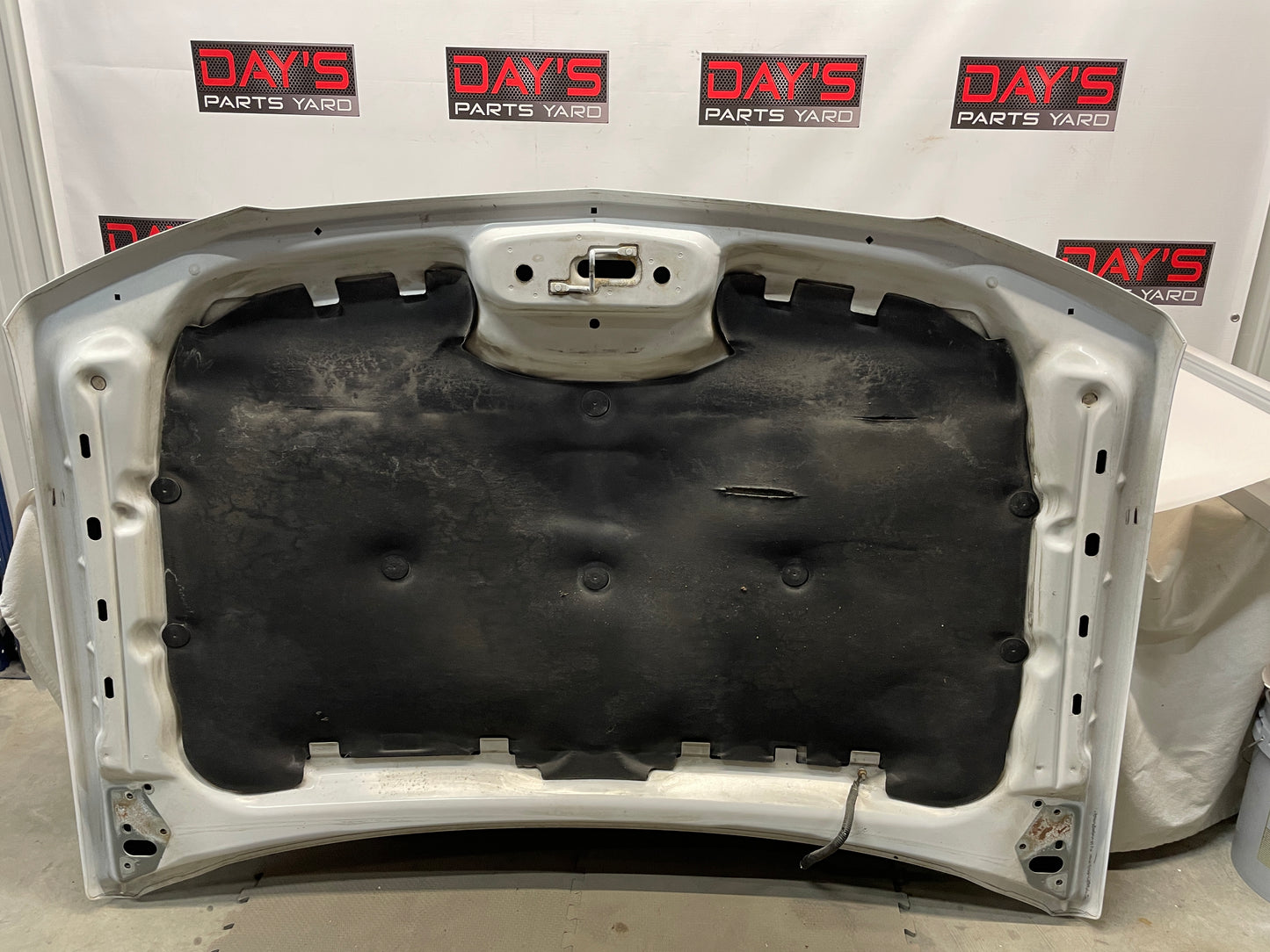 2004 Chevy Silverado 2500HD Hood OEM LOCAL PICK UP - Day's Parts Yard