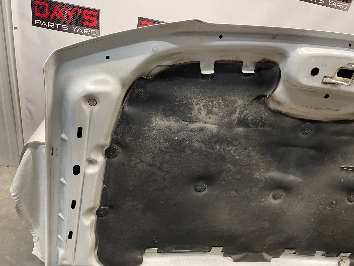 2004 Chevy Silverado 2500HD Hood OEM LOCAL PICK UP - Day's Parts Yard