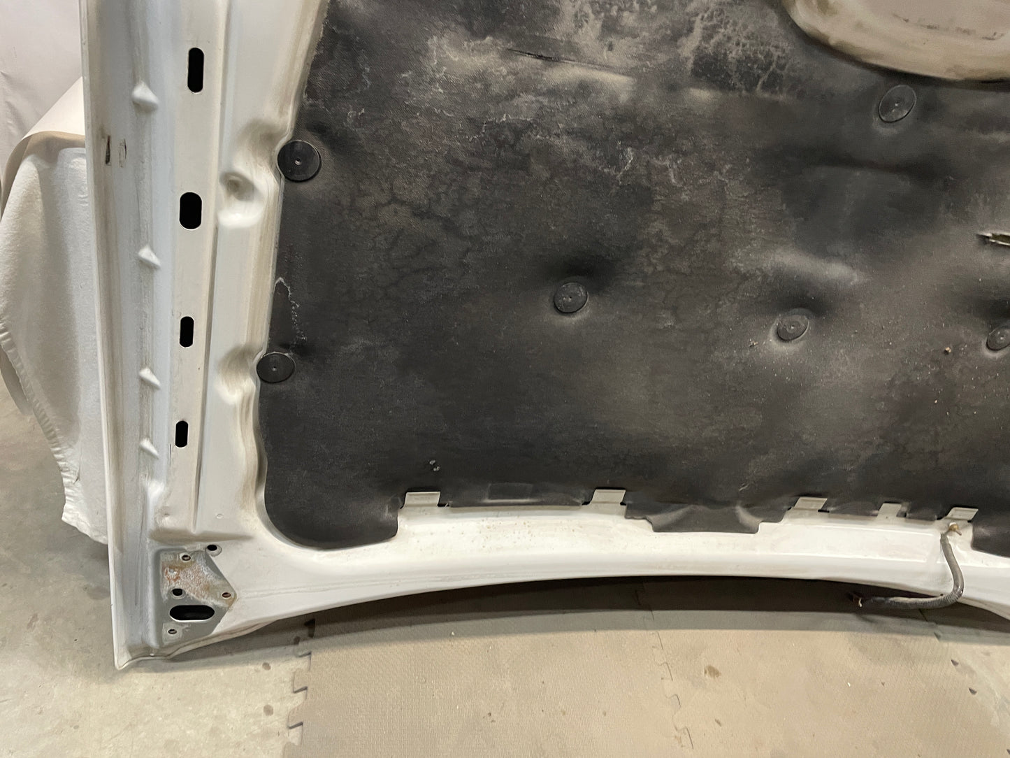 2004 Chevy Silverado 2500HD Hood OEM LOCAL PICK UP - Day's Parts Yard