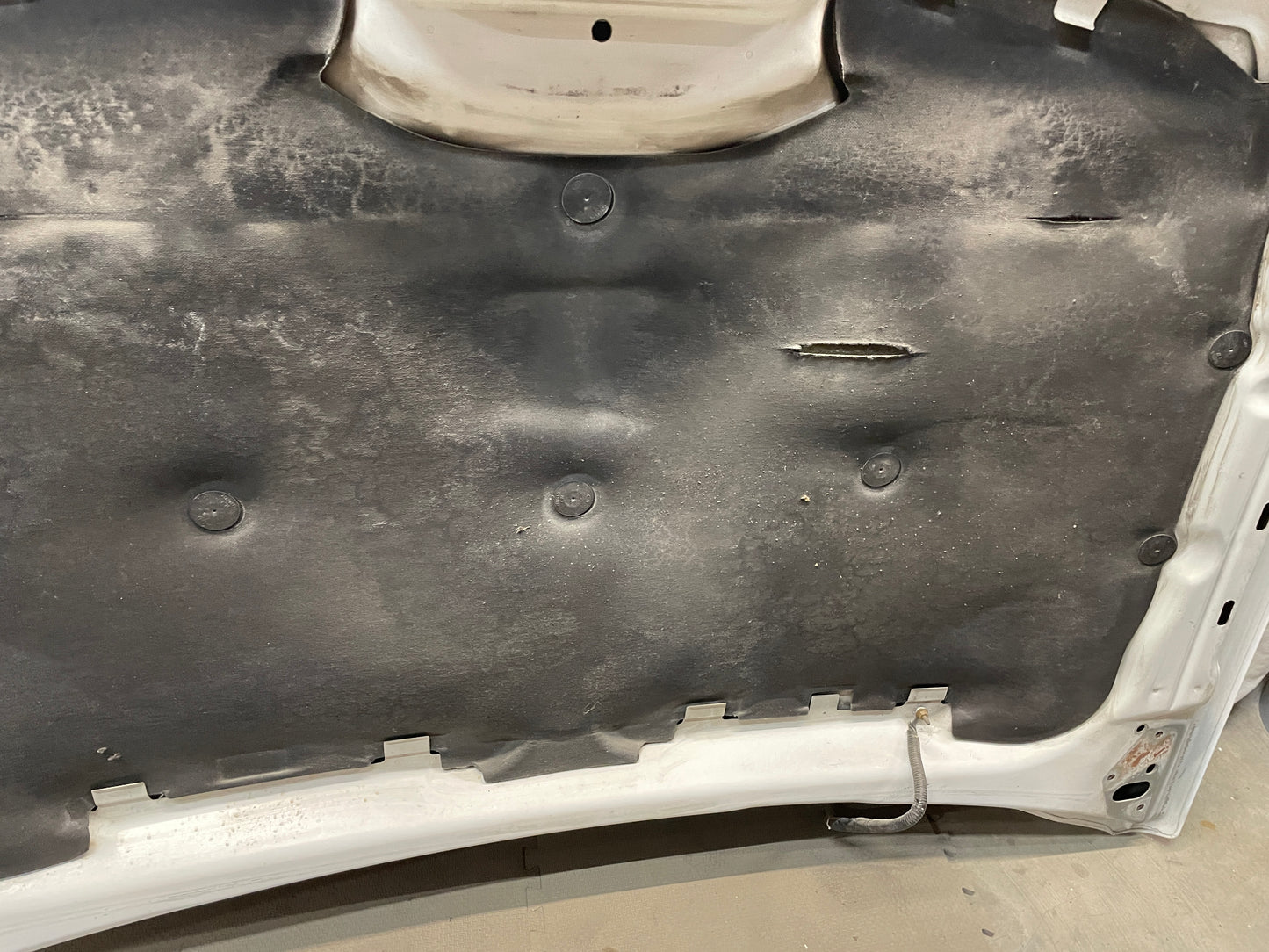 2004 Chevy Silverado 2500HD Hood OEM LOCAL PICK UP - Day's Parts Yard