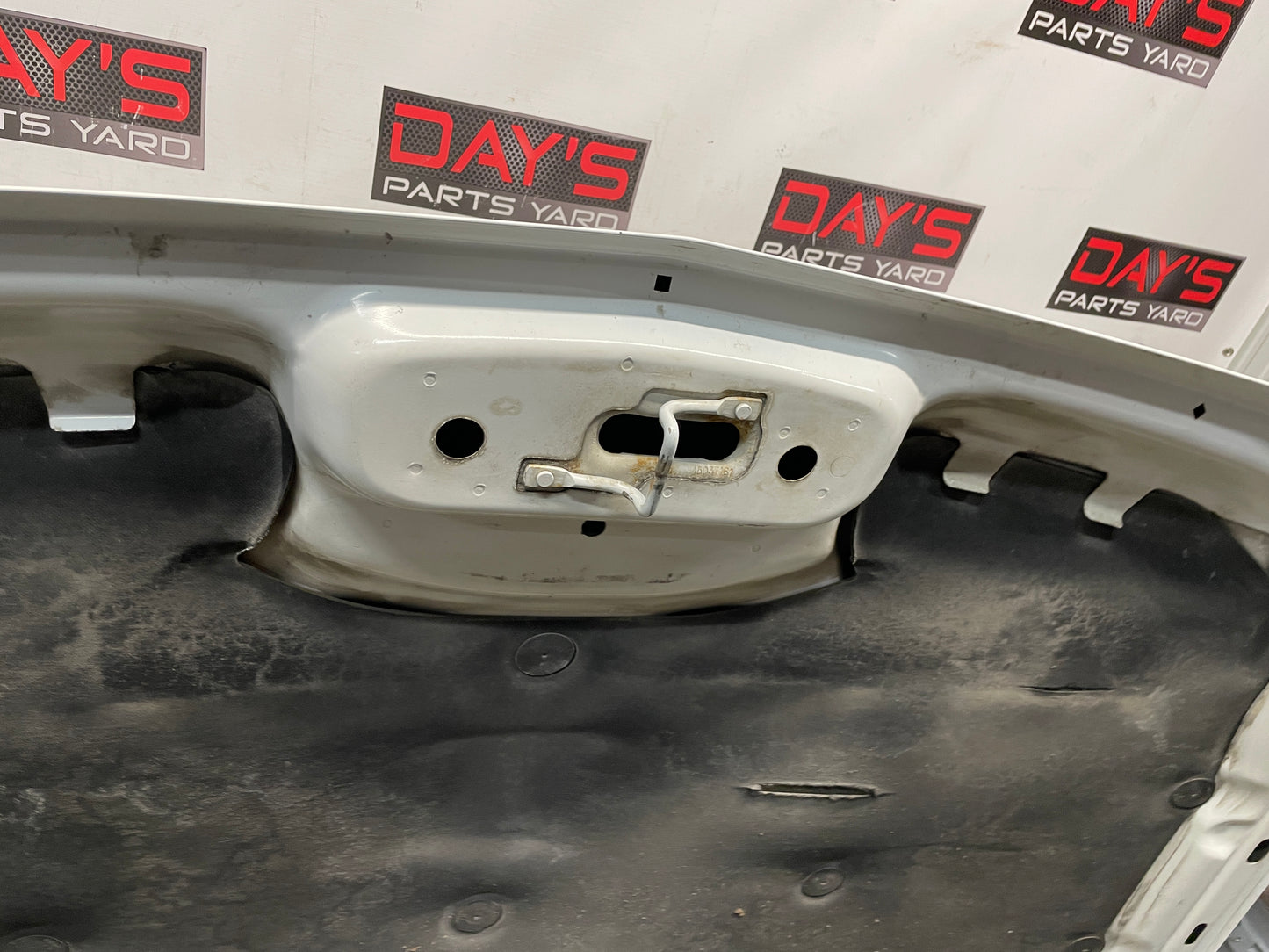 2004 Chevy Silverado 2500HD Hood OEM LOCAL PICK UP - Day's Parts Yard