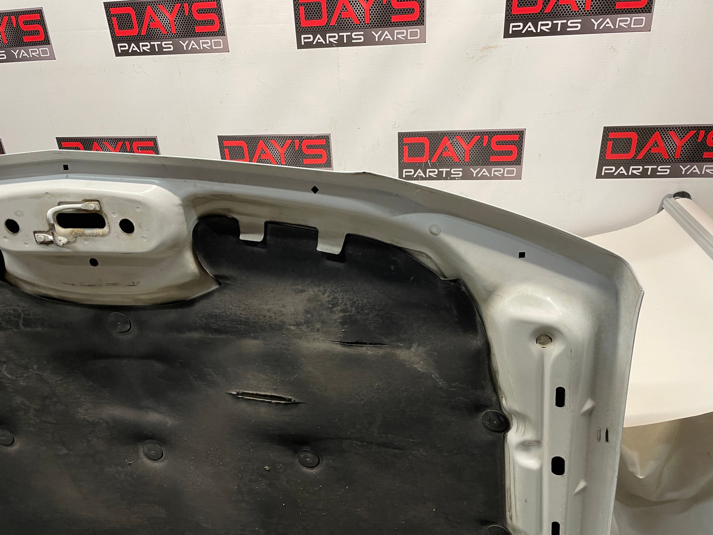 2004 Chevy Silverado 2500HD Hood OEM LOCAL PICK UP - Day's Parts Yard