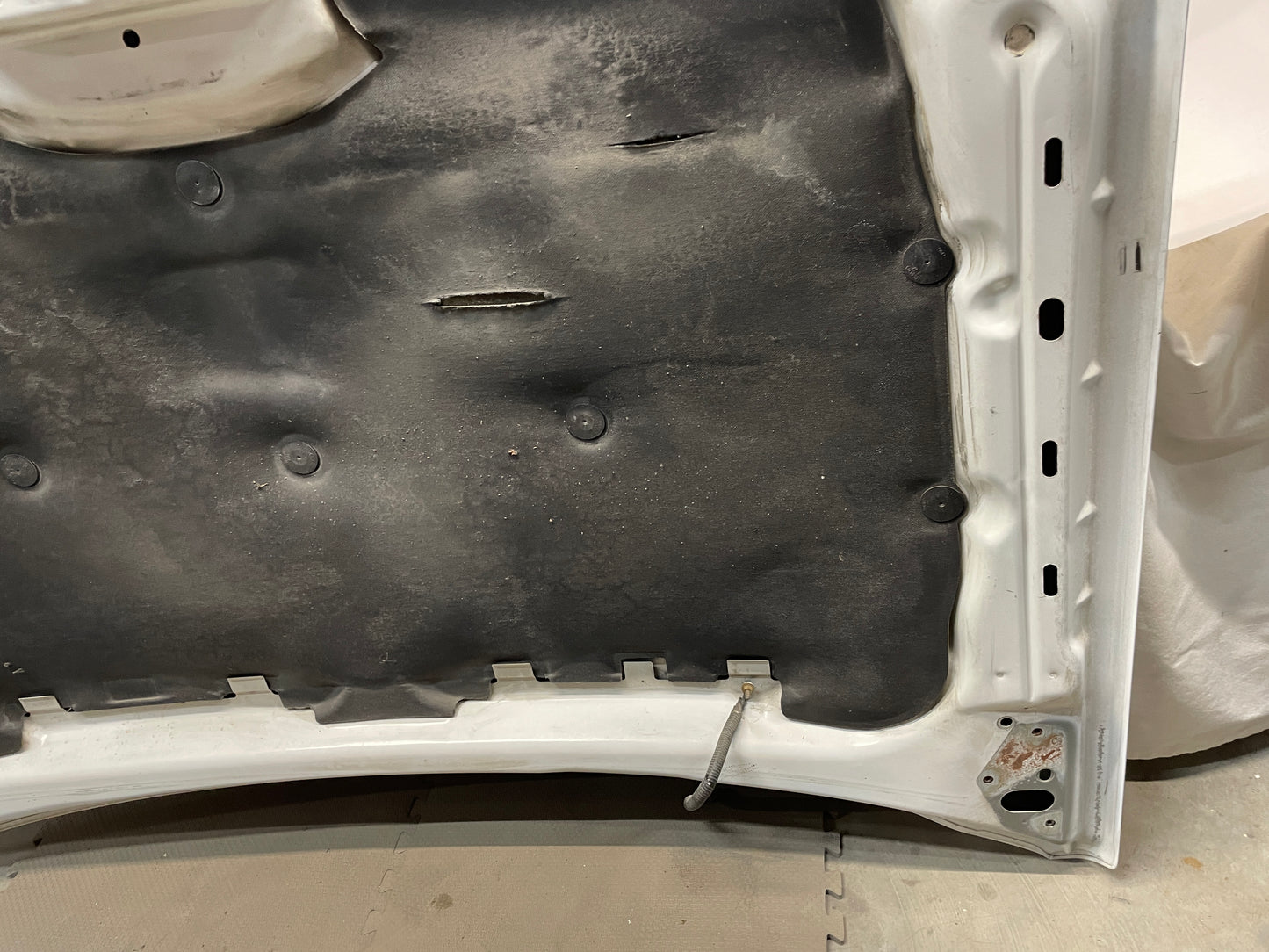 2004 Chevy Silverado 2500HD Hood OEM LOCAL PICK UP - Day's Parts Yard