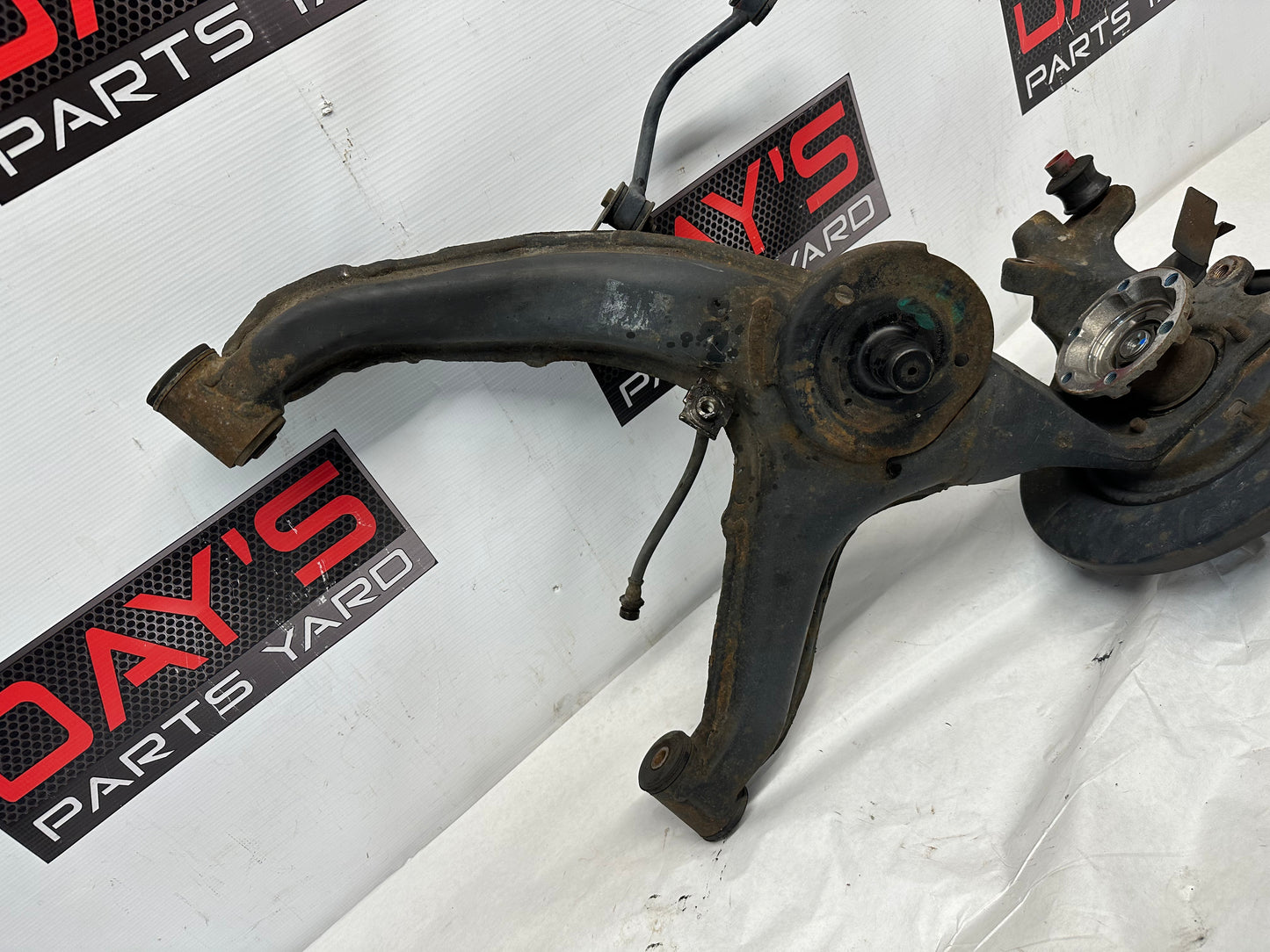 2006 Pontiac GTO LH Driver Rear Spindle Hub Knuckle Control Arm Assembly OEM - Day's Parts Yard