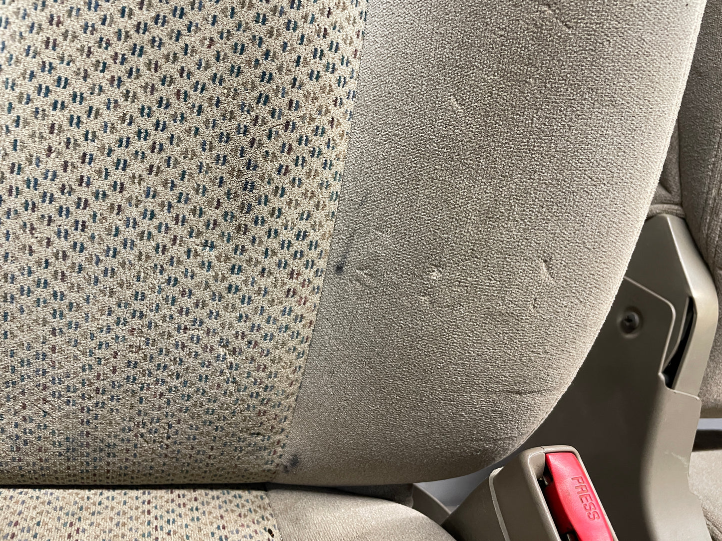 2004 Chevy Silverado 2500HD Bucket Seats w/ Center Console Jump Tan Cloth OEM - Day's Parts Yard