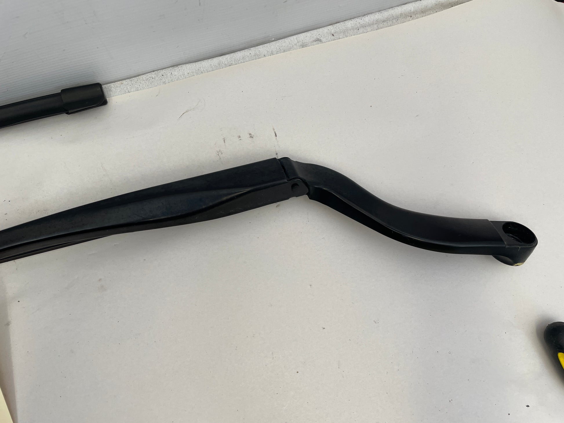 2018 Cadillac CTS-V RH & LH Windshield Wiper Arms OEM - Day's Parts Yard