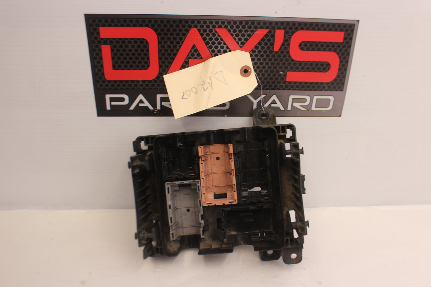 2015 Chevrolet SS Sedan Fuse Panel Retainer Block OEM - Day's Parts Yard