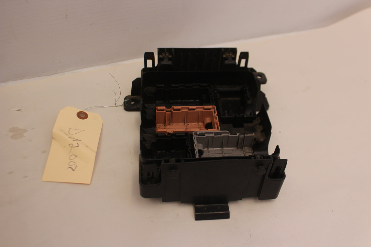 2015 Chevrolet SS Sedan Fuse Panel Retainer Block OEM - Day's Parts Yard