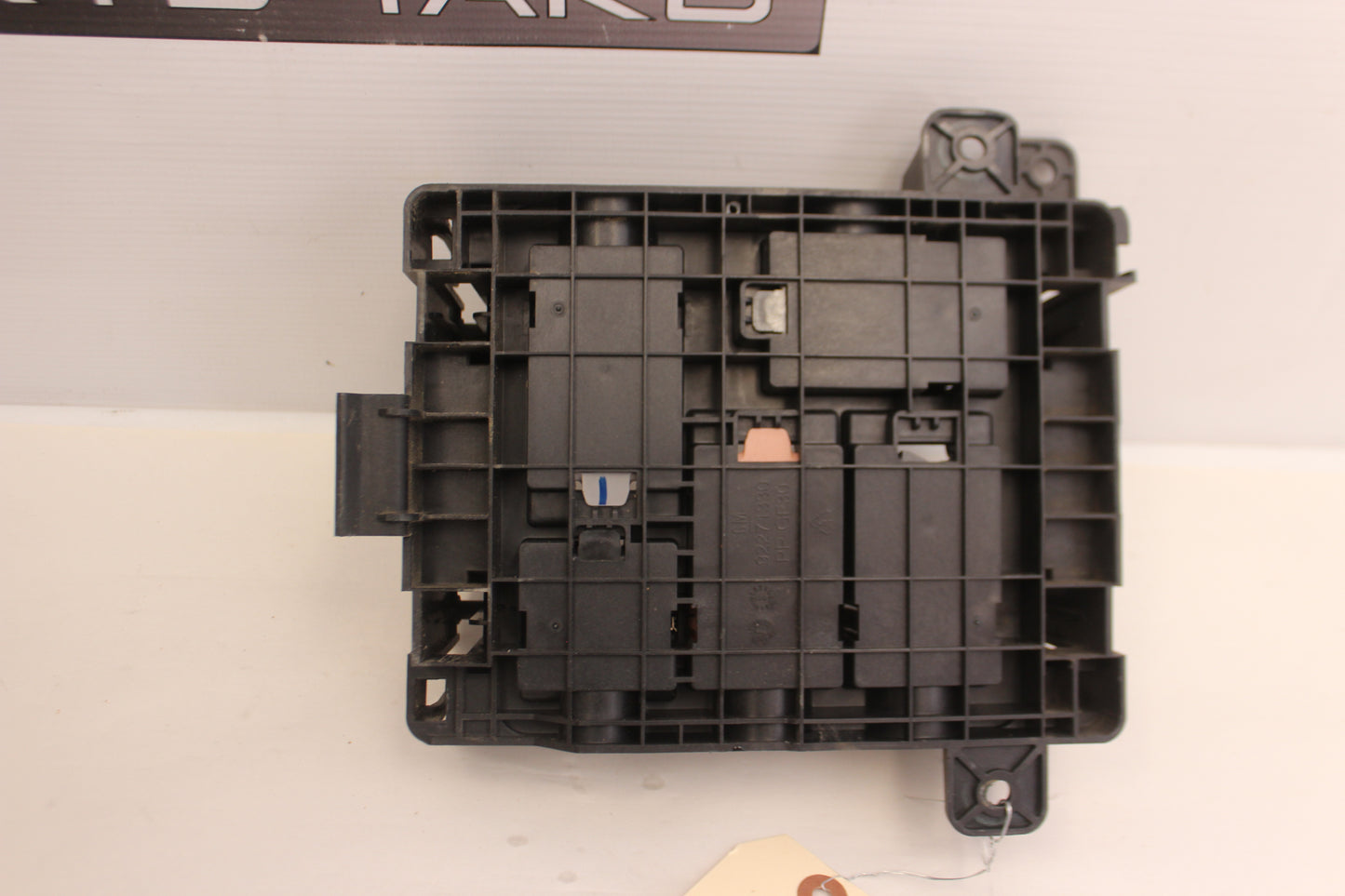 2015 Chevrolet SS Sedan Fuse Panel Retainer Block OEM - Day's Parts Yard