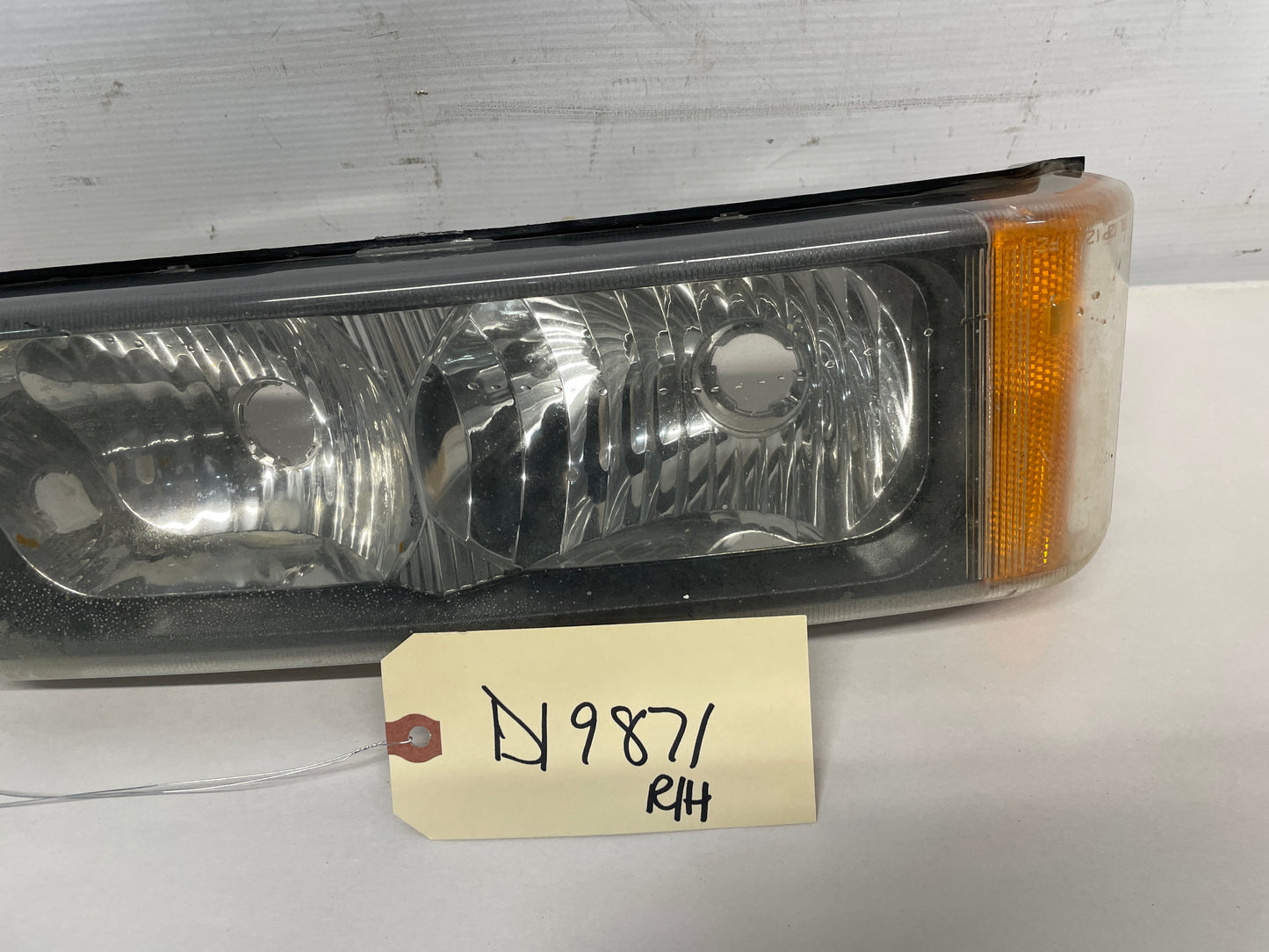 2004 Chevy Silverado 2500HD RH Passenger Side Headlight OEM - Day's Parts Yard
