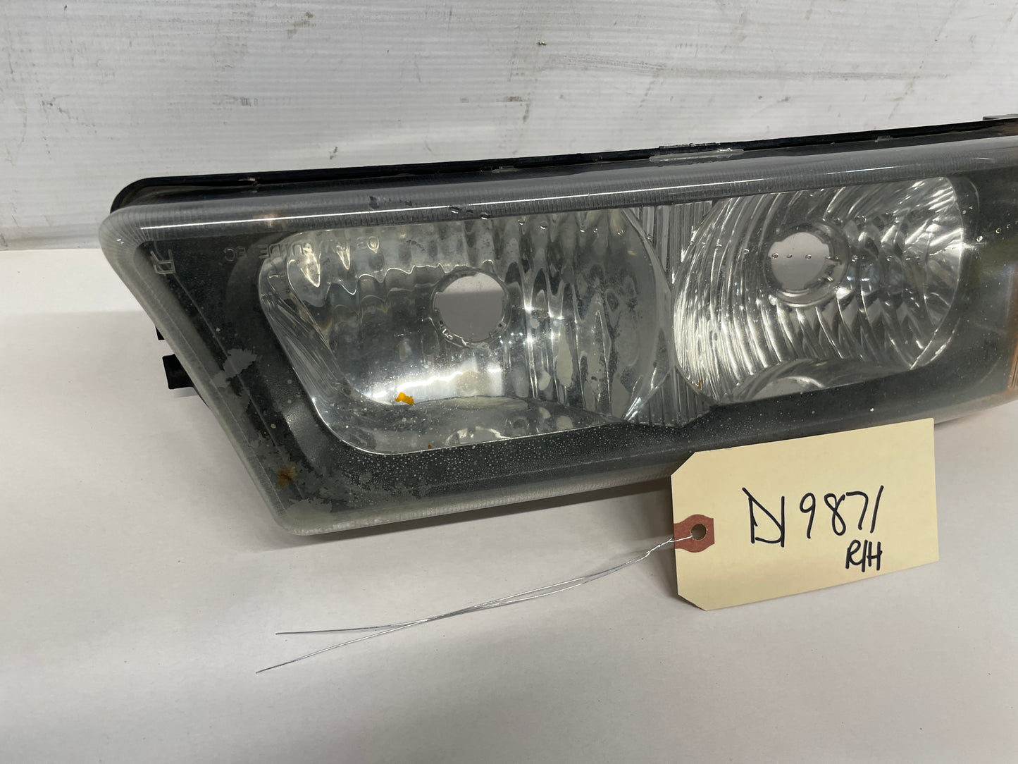 2004 Chevy Silverado 2500HD RH Passenger Side Headlight OEM - Day's Parts Yard