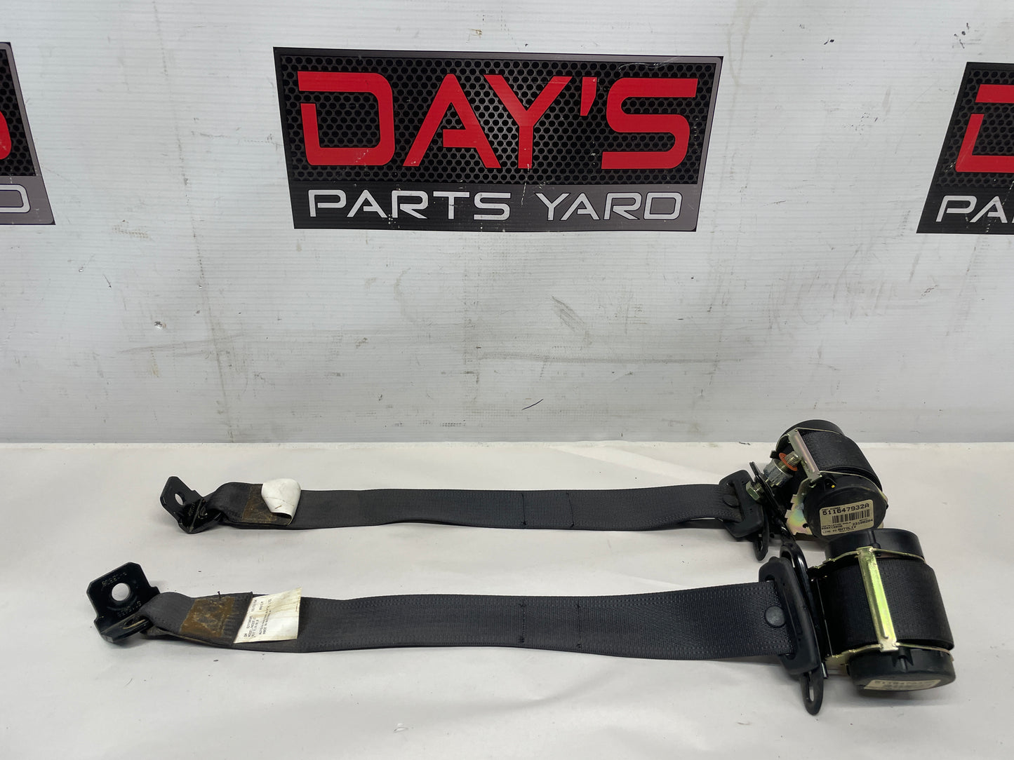 2004 Pontiac GTO RH & LH Rear Seat Belt Seatbelt Retractor OEM - Day's Parts Yard