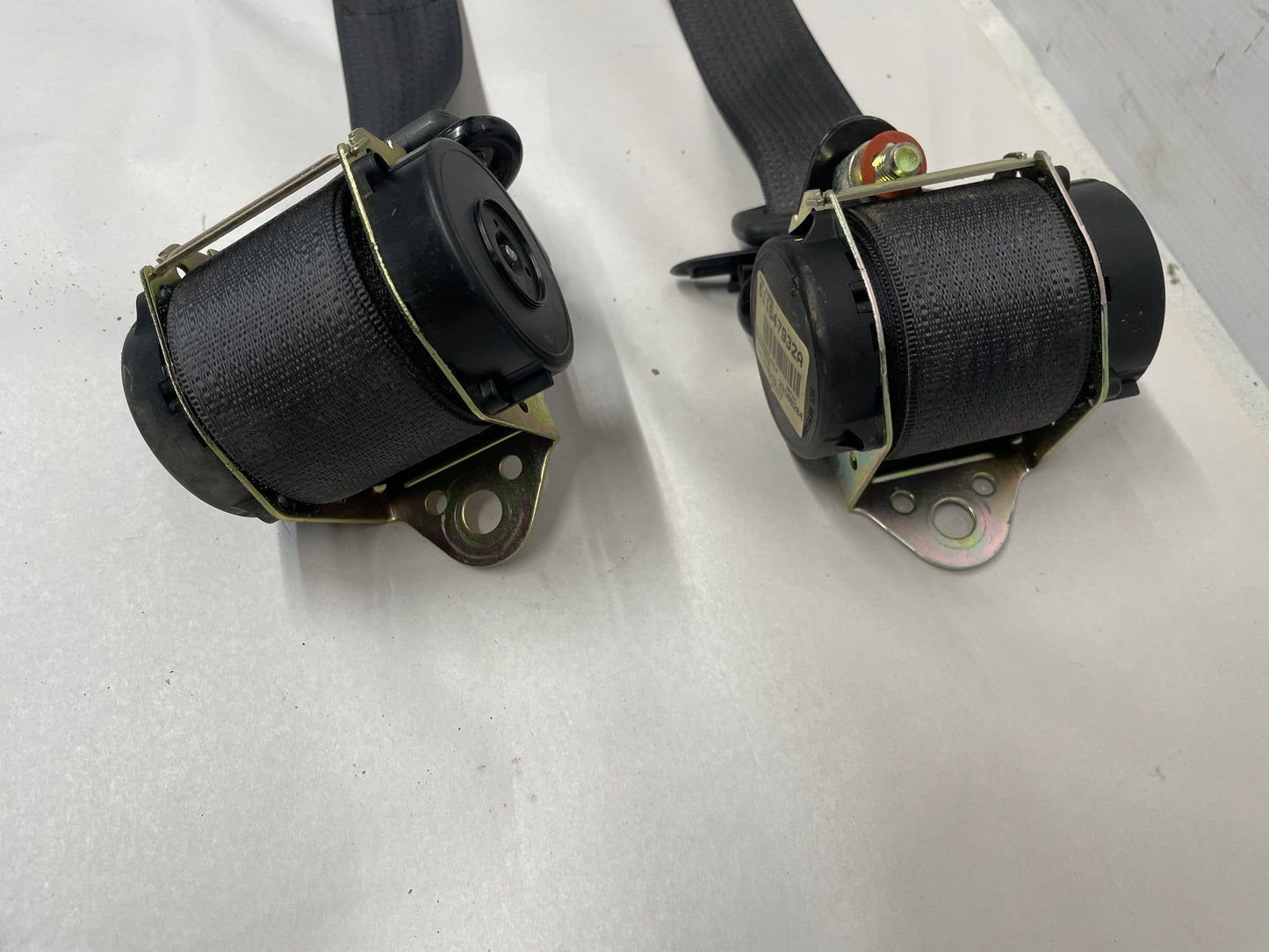 2004 Pontiac GTO RH & LH Rear Seat Belt Seatbelt Retractor OEM - Day's Parts Yard