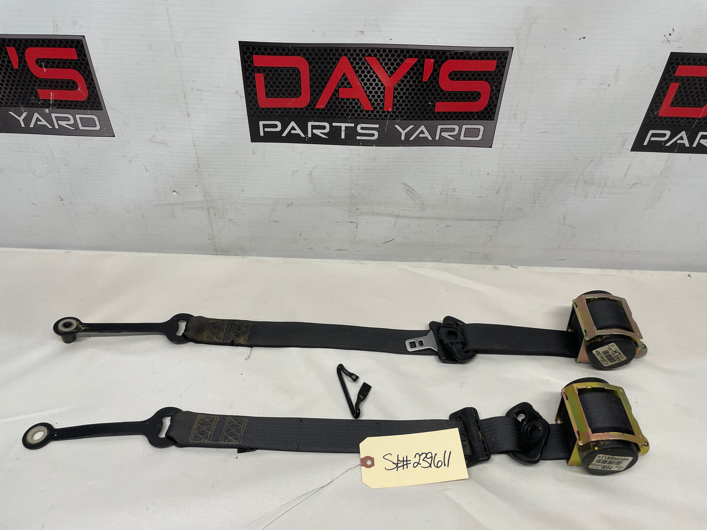 2004 Pontiac GTO LH & RH Front Seat Belt Retractors OEM - Day's Parts Yard