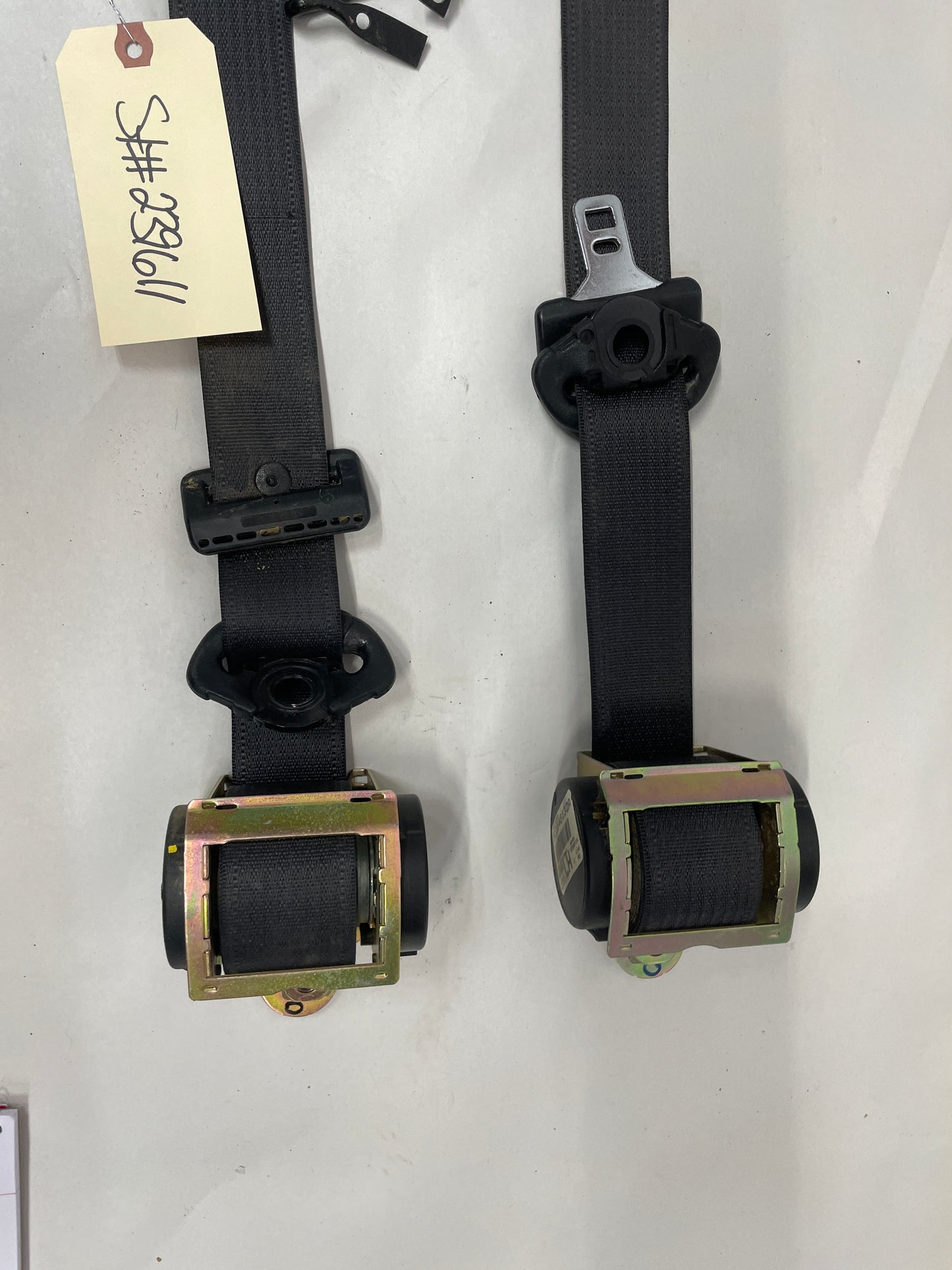 2004 Pontiac GTO LH & RH Front Seat Belt Retractors OEM - Day's Parts Yard
