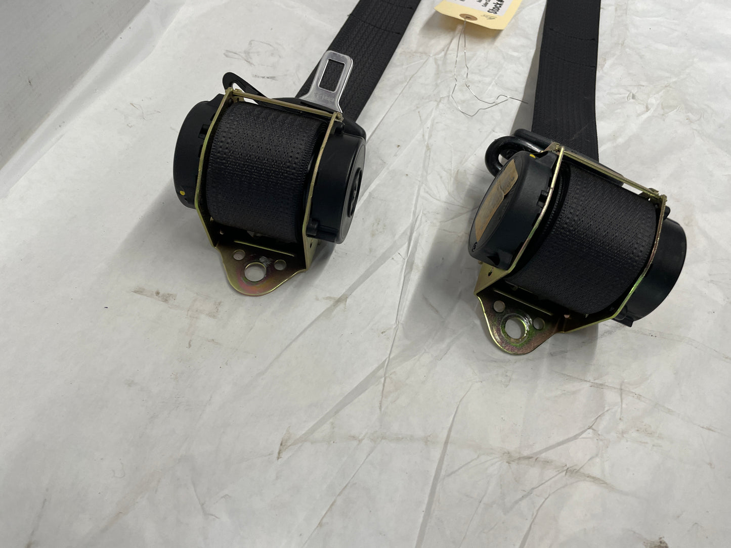 2005 Pontiac GTO RH & LH Rear Seat Belt Seatbelt Retractors OEM - Day's Parts Yard