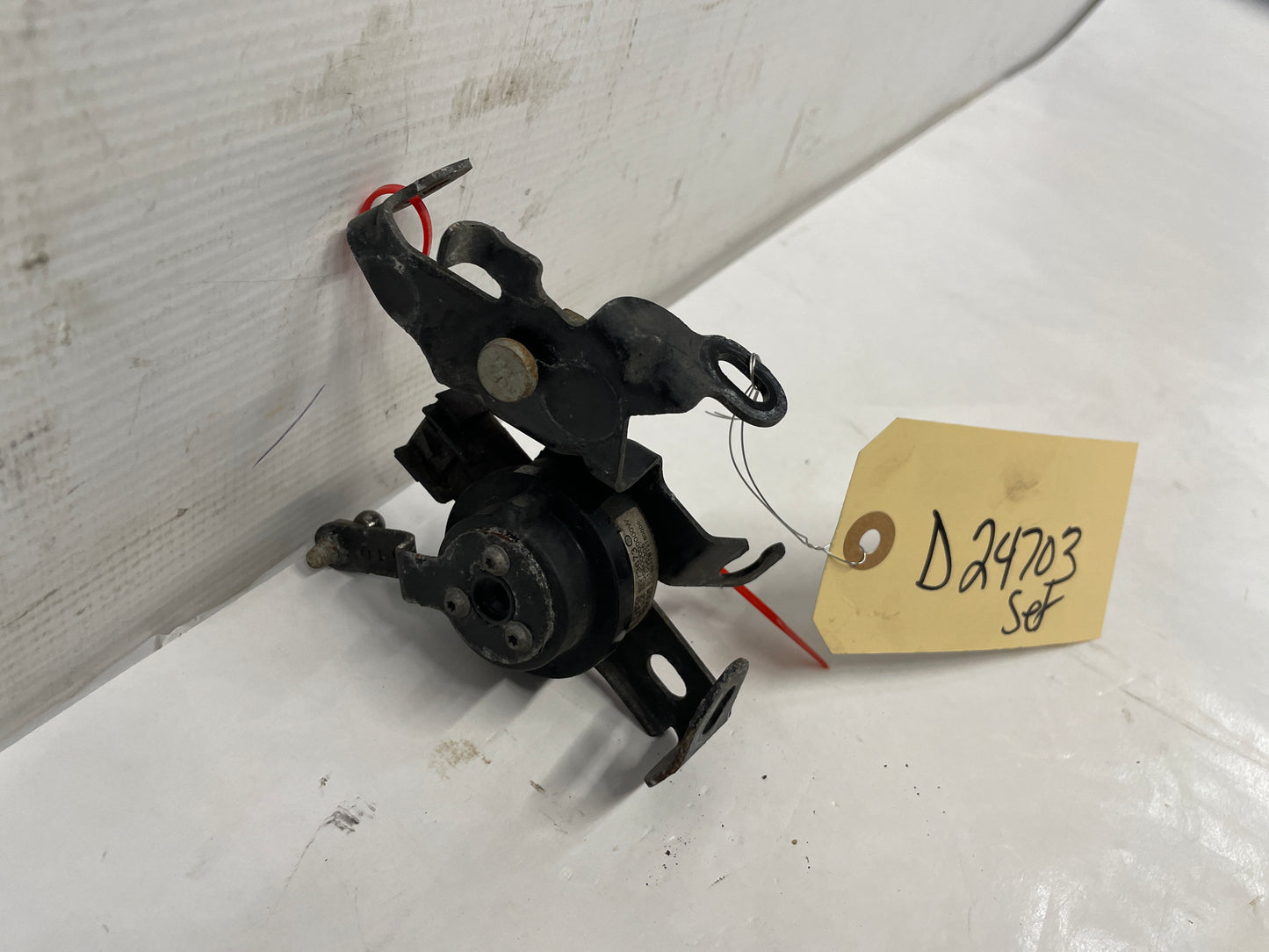 2016 Chevy SS Sedan RH & LH Front Ride Height Suspension Head Lamp Sensor OEM - Day's Parts Yard