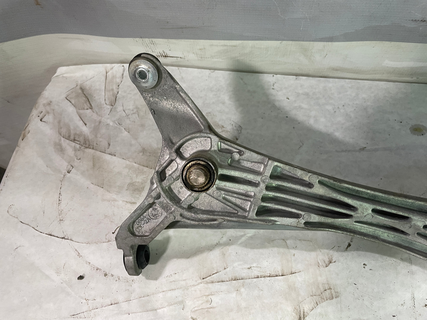 2014 Cadillac CTS-V Coupe Windshield Wiper Transmission Linkage Motor OEM - Day's Parts Yard