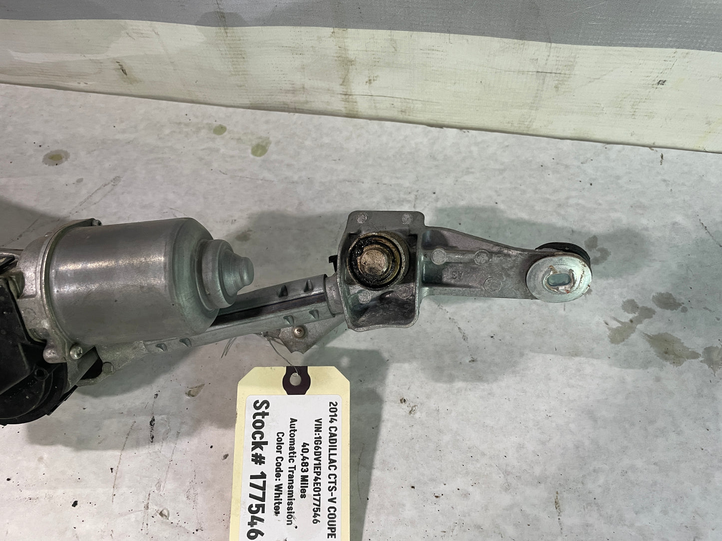 2014 Cadillac CTS-V Coupe Windshield Wiper Transmission Linkage Motor OEM - Day's Parts Yard