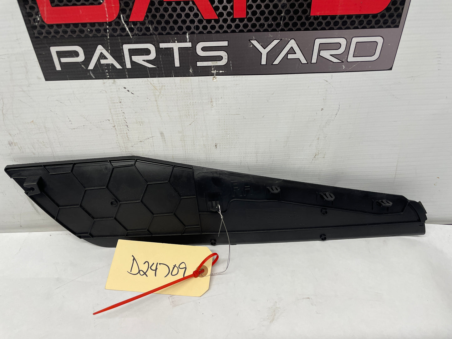 2016 Chevy SS Sedan RH Passenger Center Console Side Trim Extension Molding Panel OEM - Day's Parts Yard