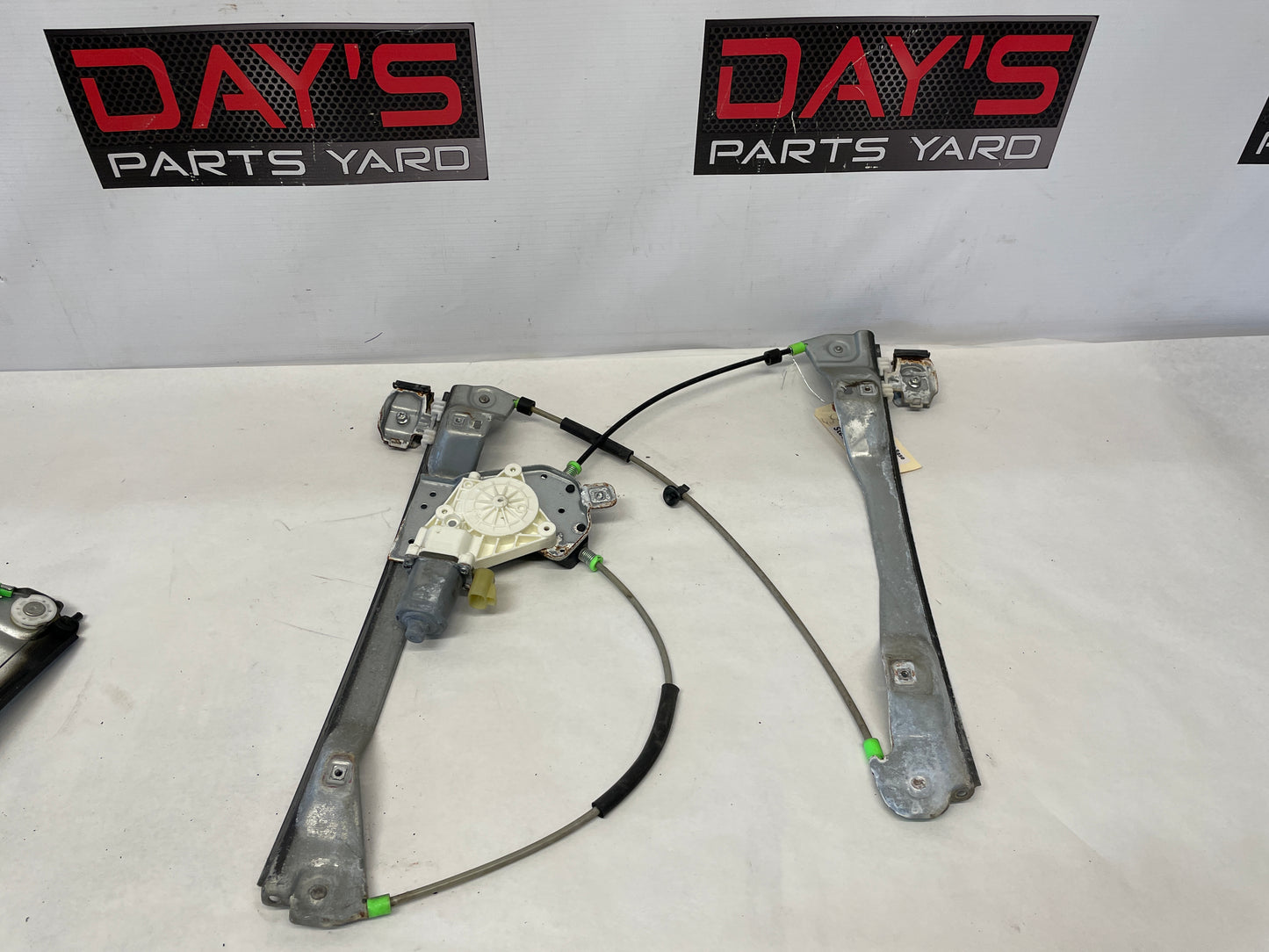 2009 Pontiac G8 RH Passenger Front Door Window Regulator Motor OEM - Day's Parts Yard