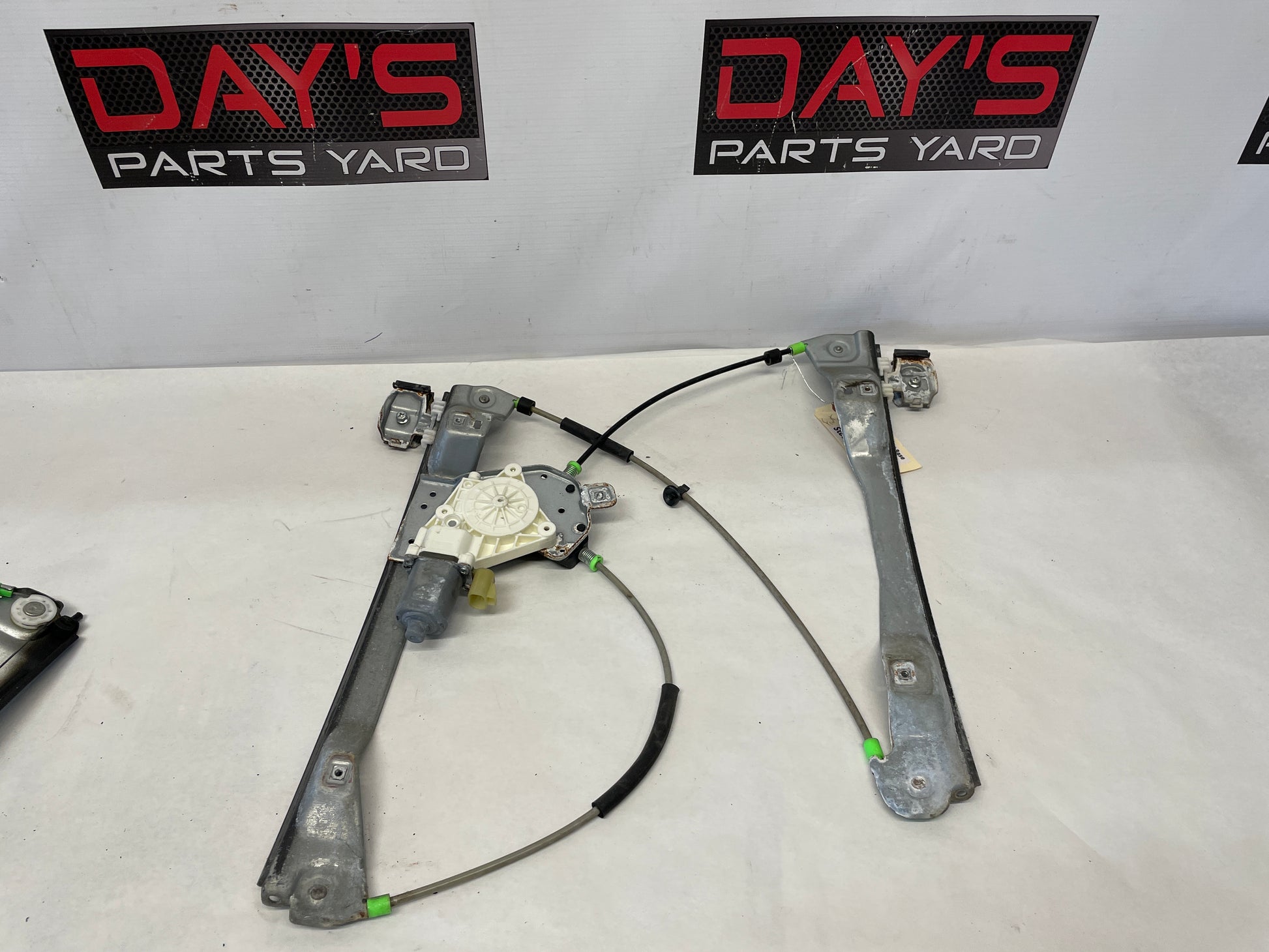 2009 Pontiac G8 RH Passenger Front Door Window Regulator Motor OEM - Day's Parts Yard