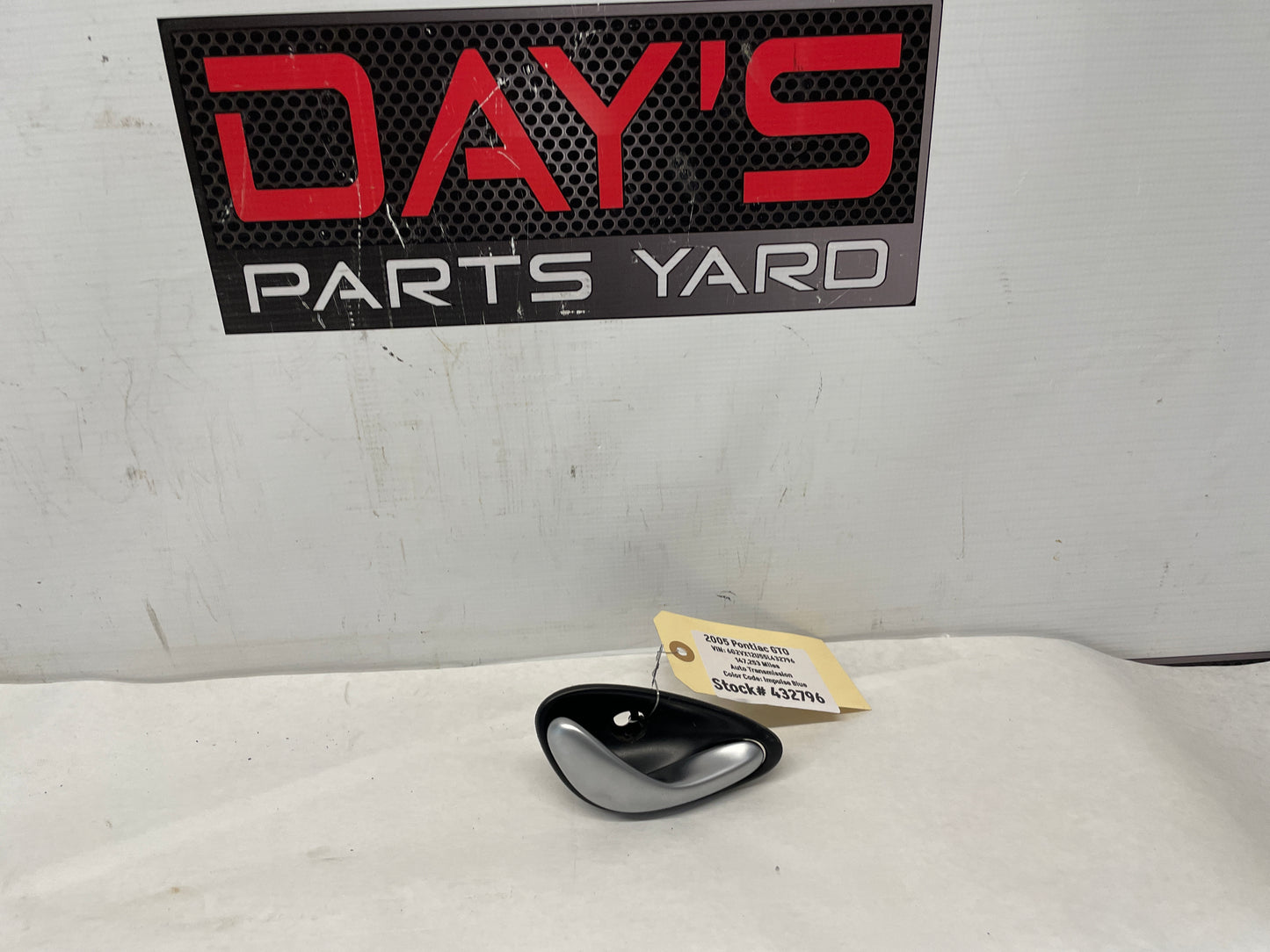 2005 Pontiac GTO RH Passenger Interior Door Handle OEM - Day's Parts Yard
