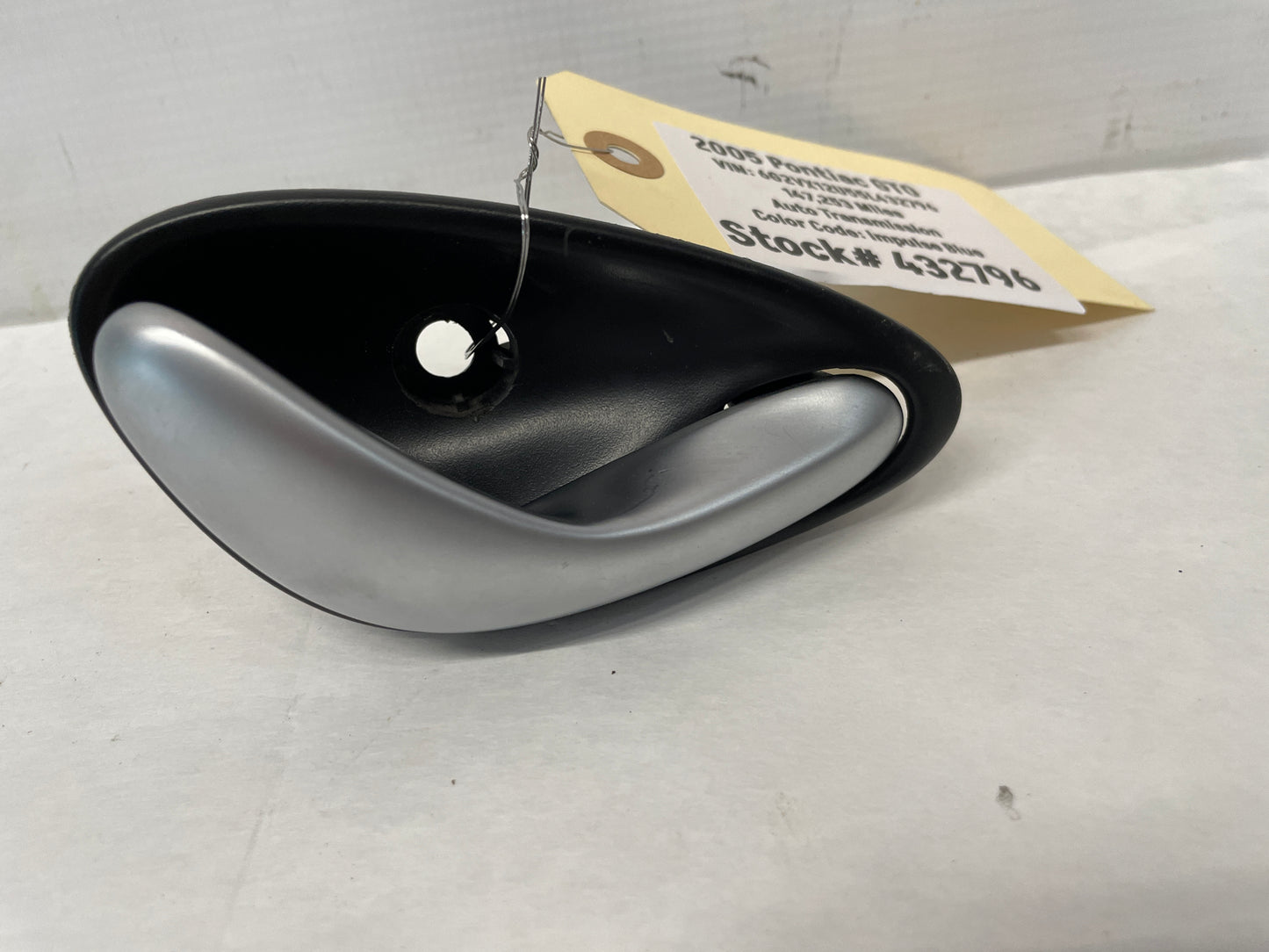 2005 Pontiac GTO RH Passenger Interior Door Handle OEM - Day's Parts Yard