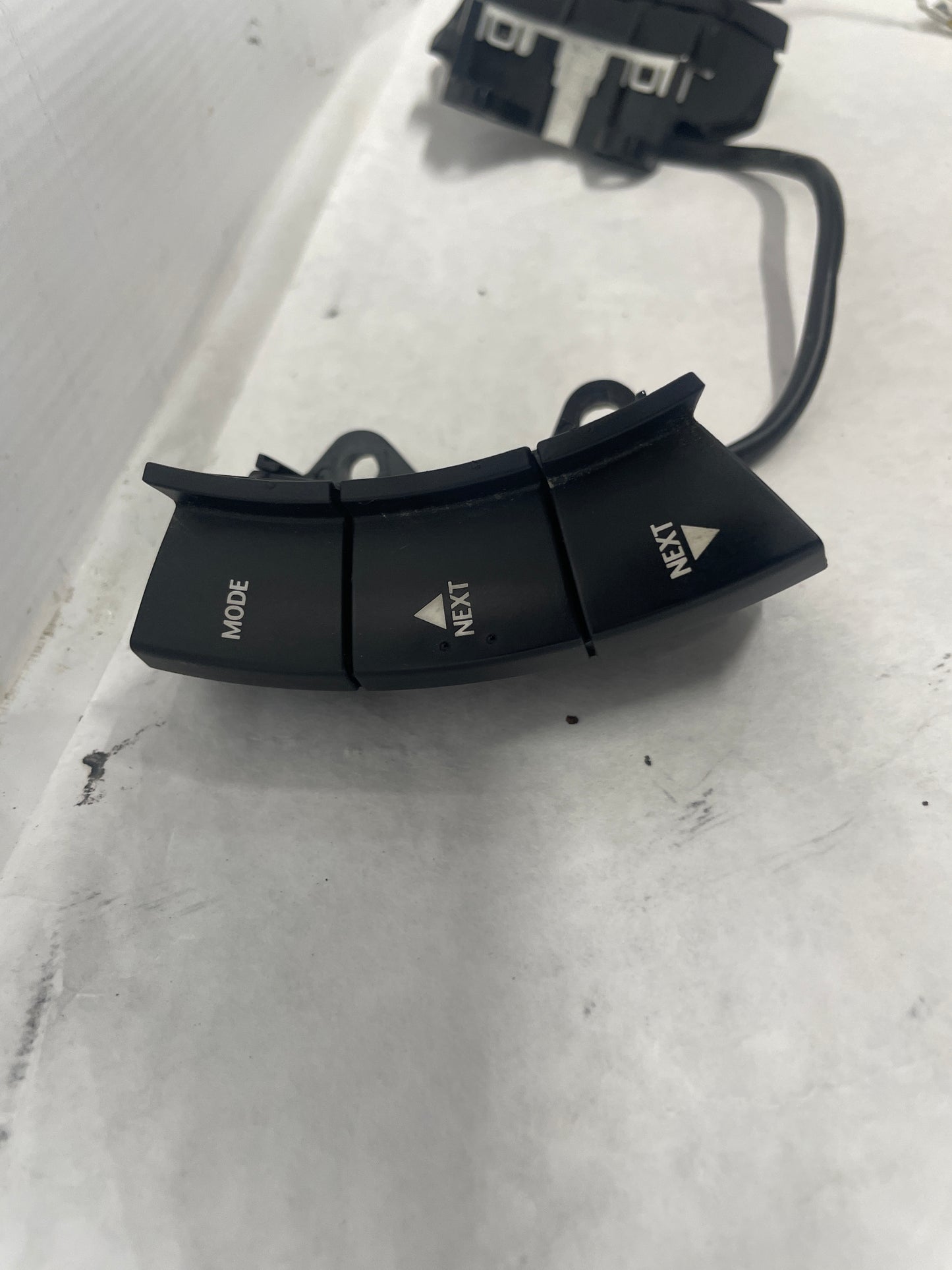 2005 Pontiac GTO Steering Wheel Radio Control Buttons Switches OEM - Day's Parts Yard