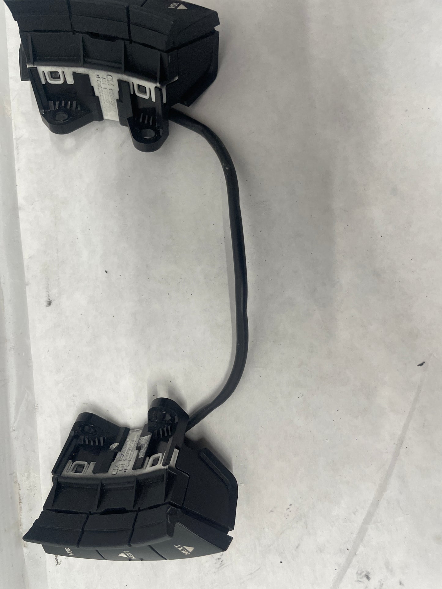 2005 Pontiac GTO Steering Wheel Radio Control Buttons Switches OEM - Day's Parts Yard