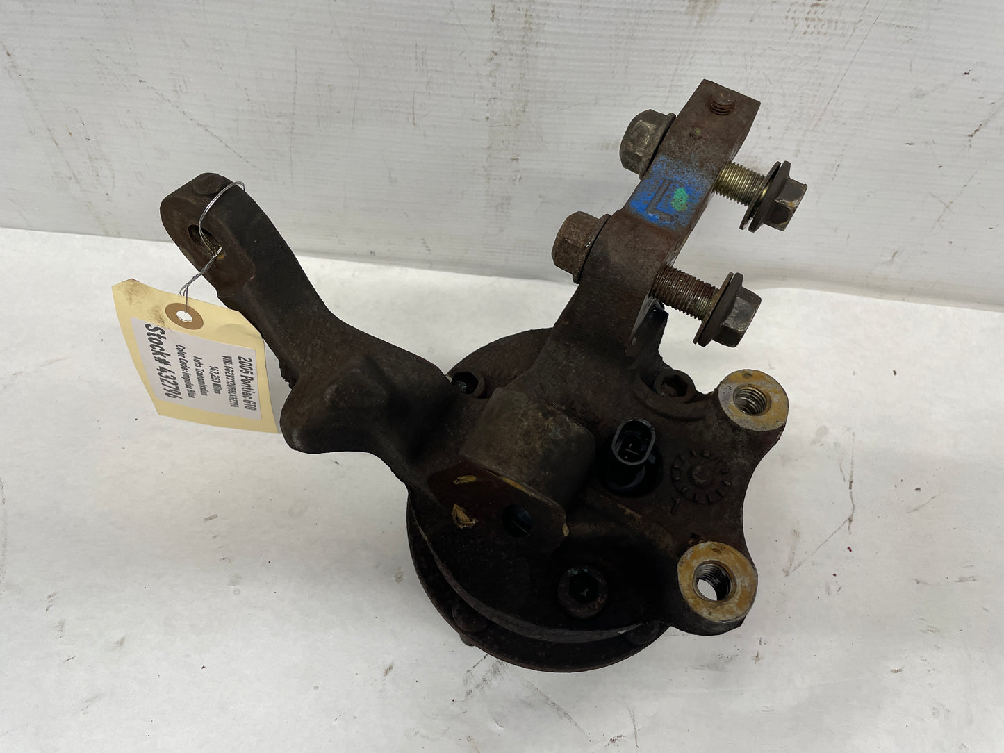 2005 Pontiac GTO LH Driver Front Spindle Hub Knuckle Wheel Bearing Assembly OEM - Day's Parts Yard