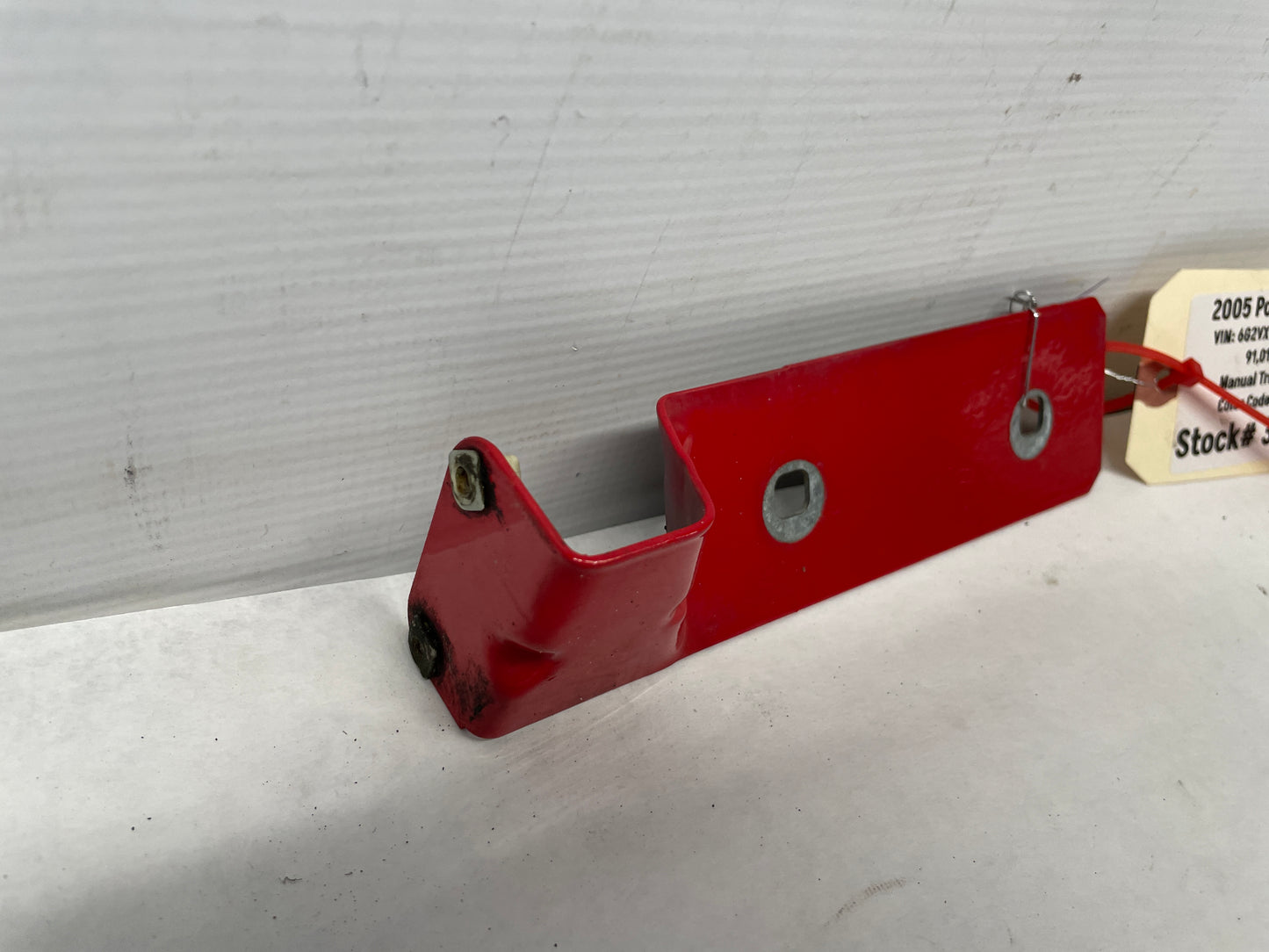 2005 Pontiac GTO RH Passenger Side Skirt Rocker Molding Fender Bracket OEM - Day's Parts Yard