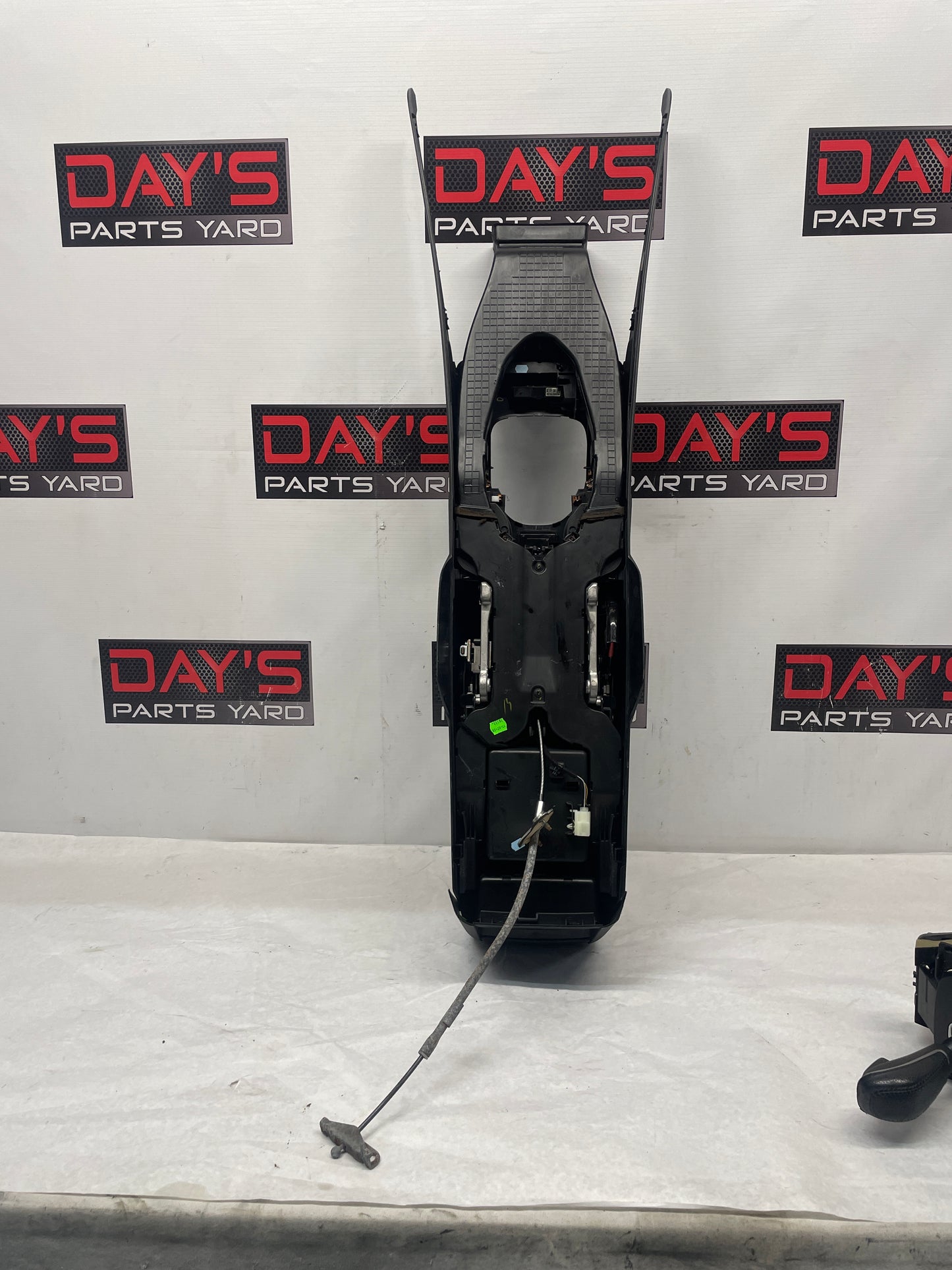 2008 Pontiac G8 Center Console Armrest w/ Shifter OEM - Day's Parts Yard
