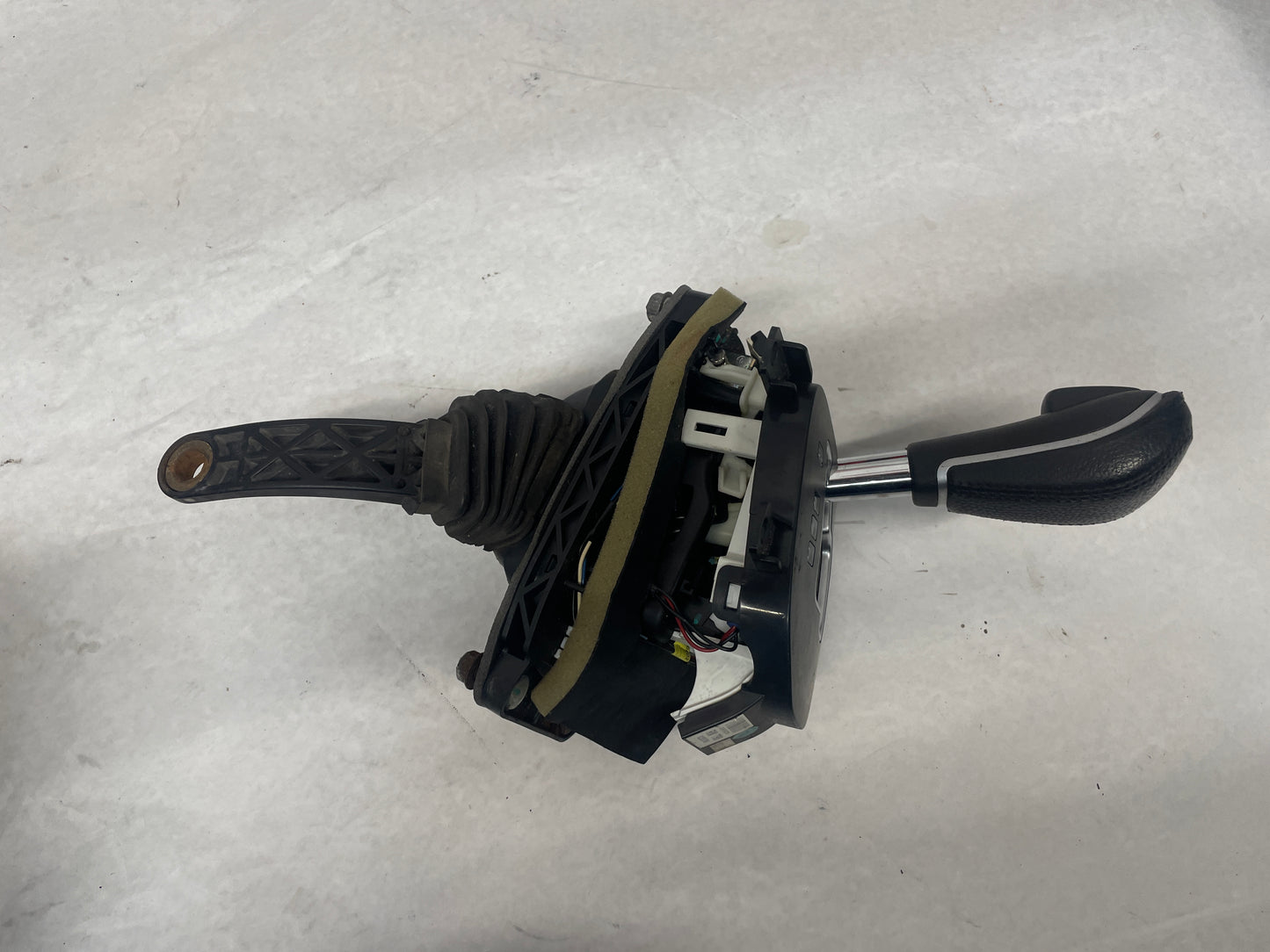 2008 Pontiac G8 Center Console Armrest w/ Shifter OEM - Day's Parts Yard