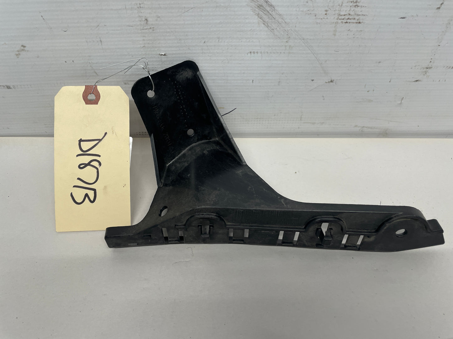 2011 Cadillac CTS-V Coupe RH Passenger Front Bumper Fender Bracket OEM - Day's Parts Yard