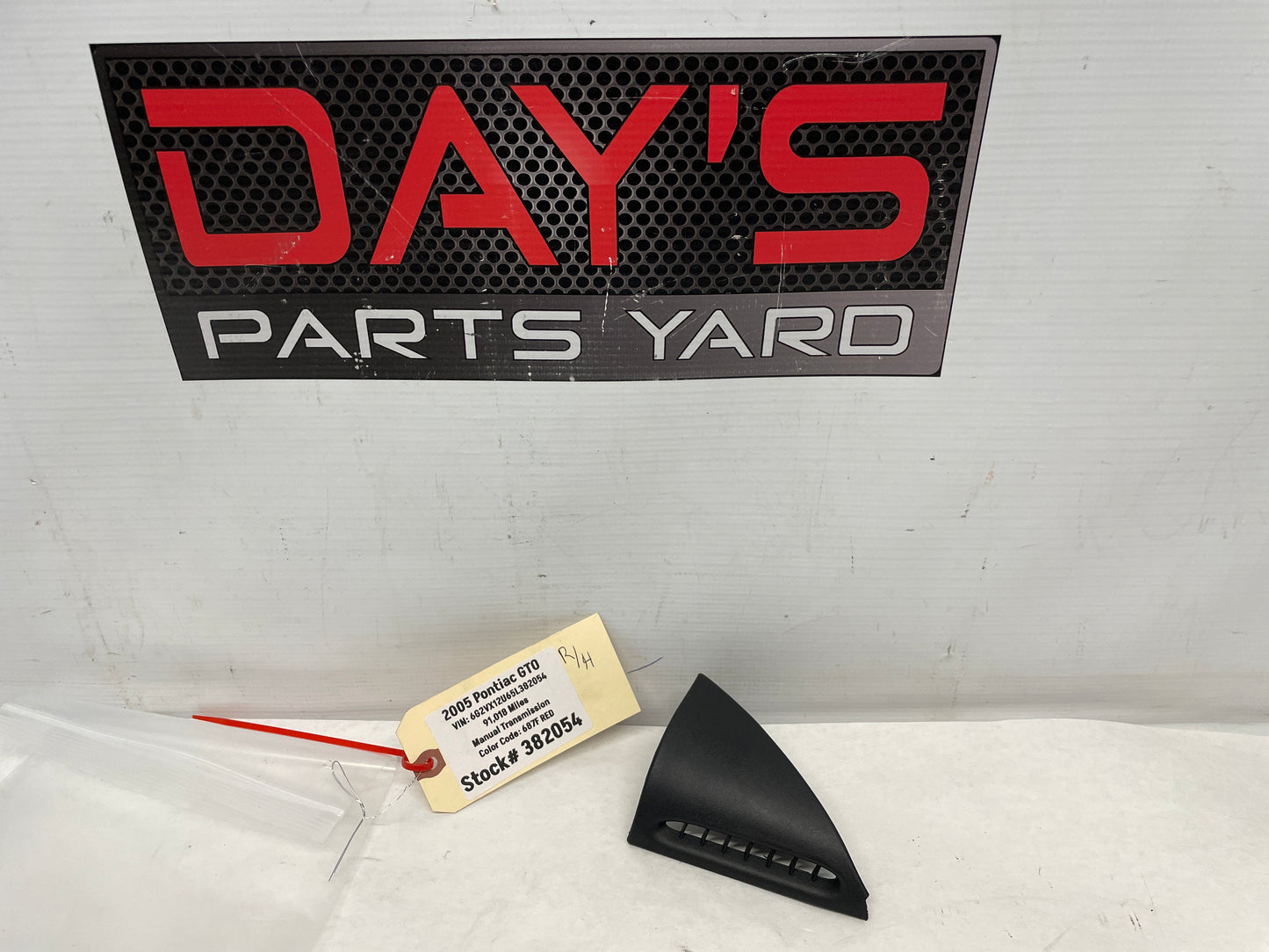 2005 Pontiac GTO RH Passenger Triangle Defrost Trim Door Vent Cover OEM - Day's Parts Yard