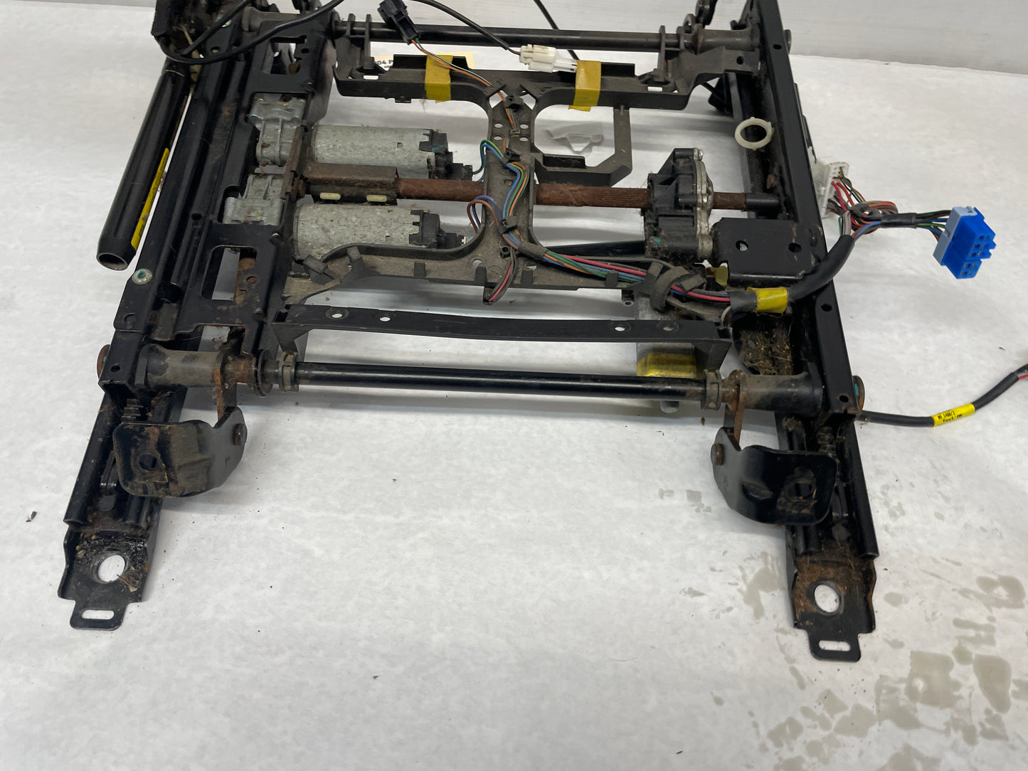 2004 Pontiac GTO RH Passenger Front Seat Track Electric Frame Adjuster Motor OEM - Day's Parts Yard