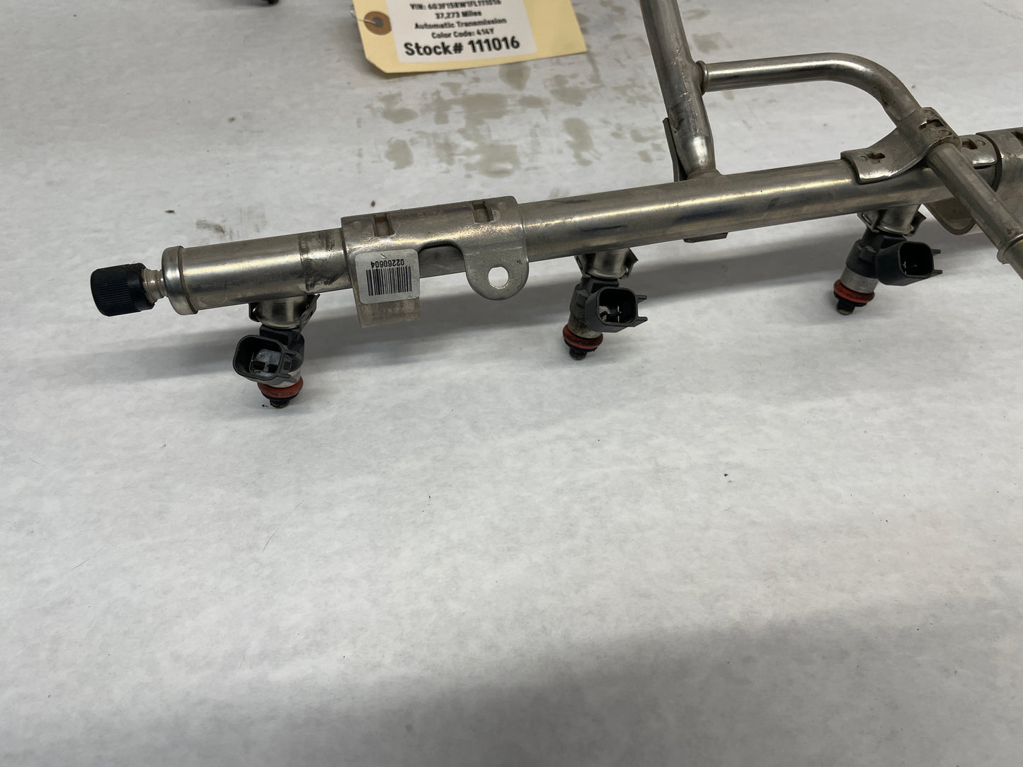 2015 Chevy SS Sedan Fuel Injection Rail w/ Hardware LS2 LS3 OEM - Day's Parts Yard
