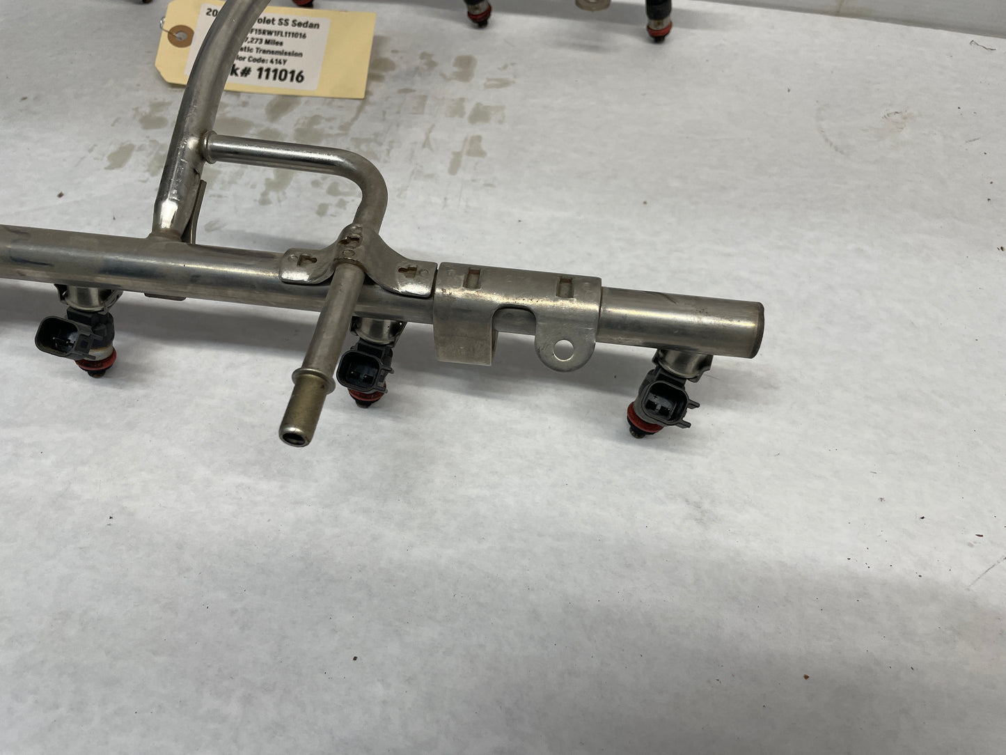 2015 Chevy SS Sedan Fuel Injection Rail w/ Hardware LS2 LS3 OEM - Day's Parts Yard