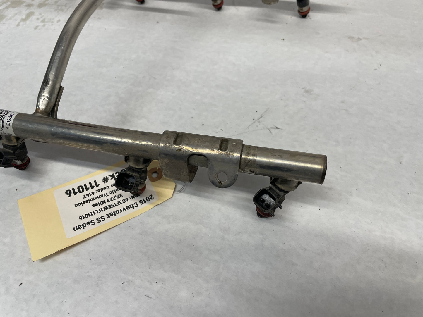 2015 Chevy SS Sedan Fuel Injection Rail w/ Hardware LS2 LS3 OEM - Day's Parts Yard