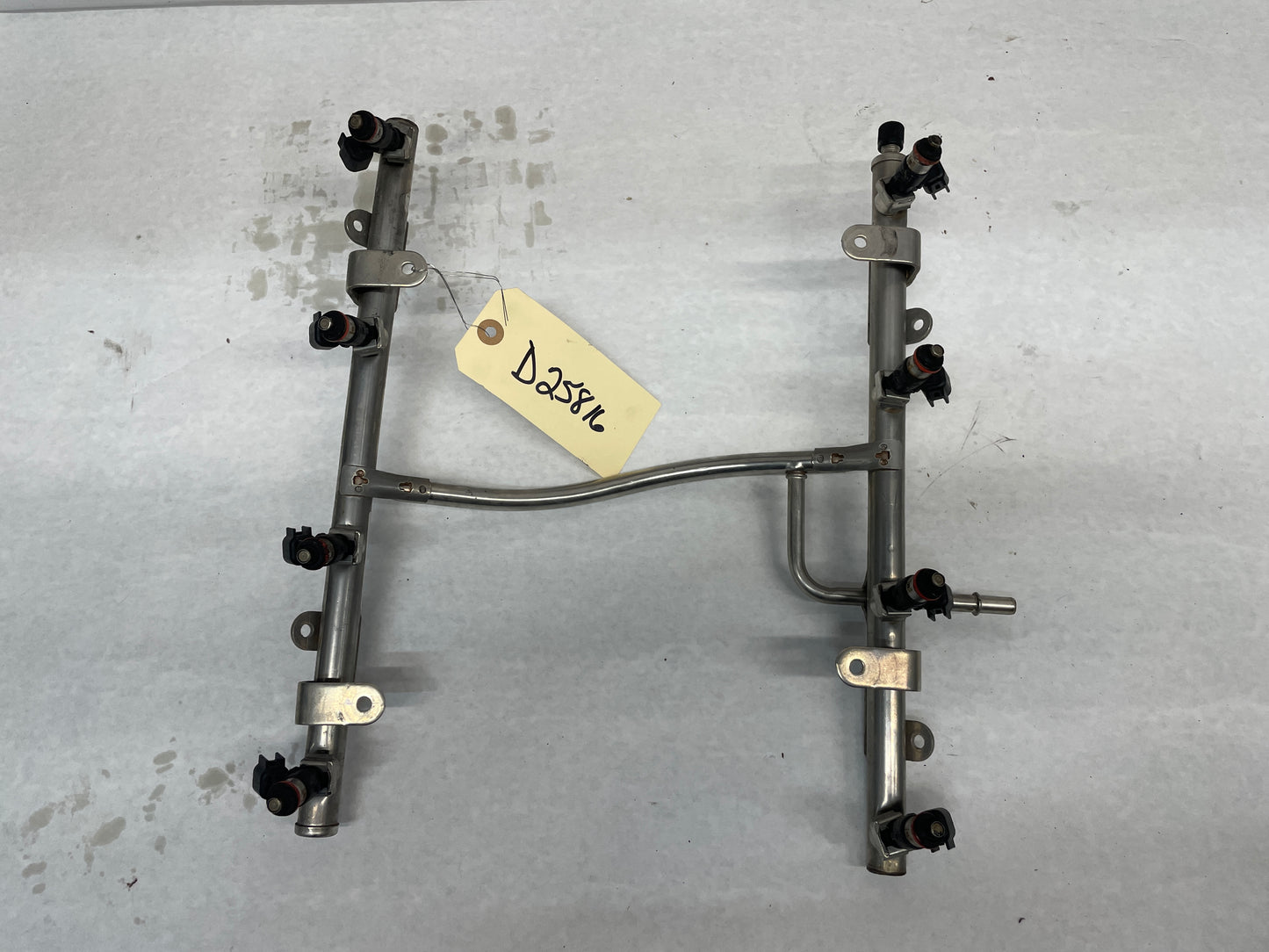 2015 Chevy SS Sedan Fuel Injection Rail w/ Hardware LS2 LS3 OEM - Day's Parts Yard