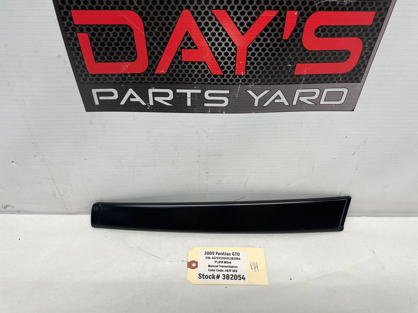 2005 Pontiac GTO RH Passenger Exterior B Pillar Window Trim Cover OEM - Day's Parts Yard