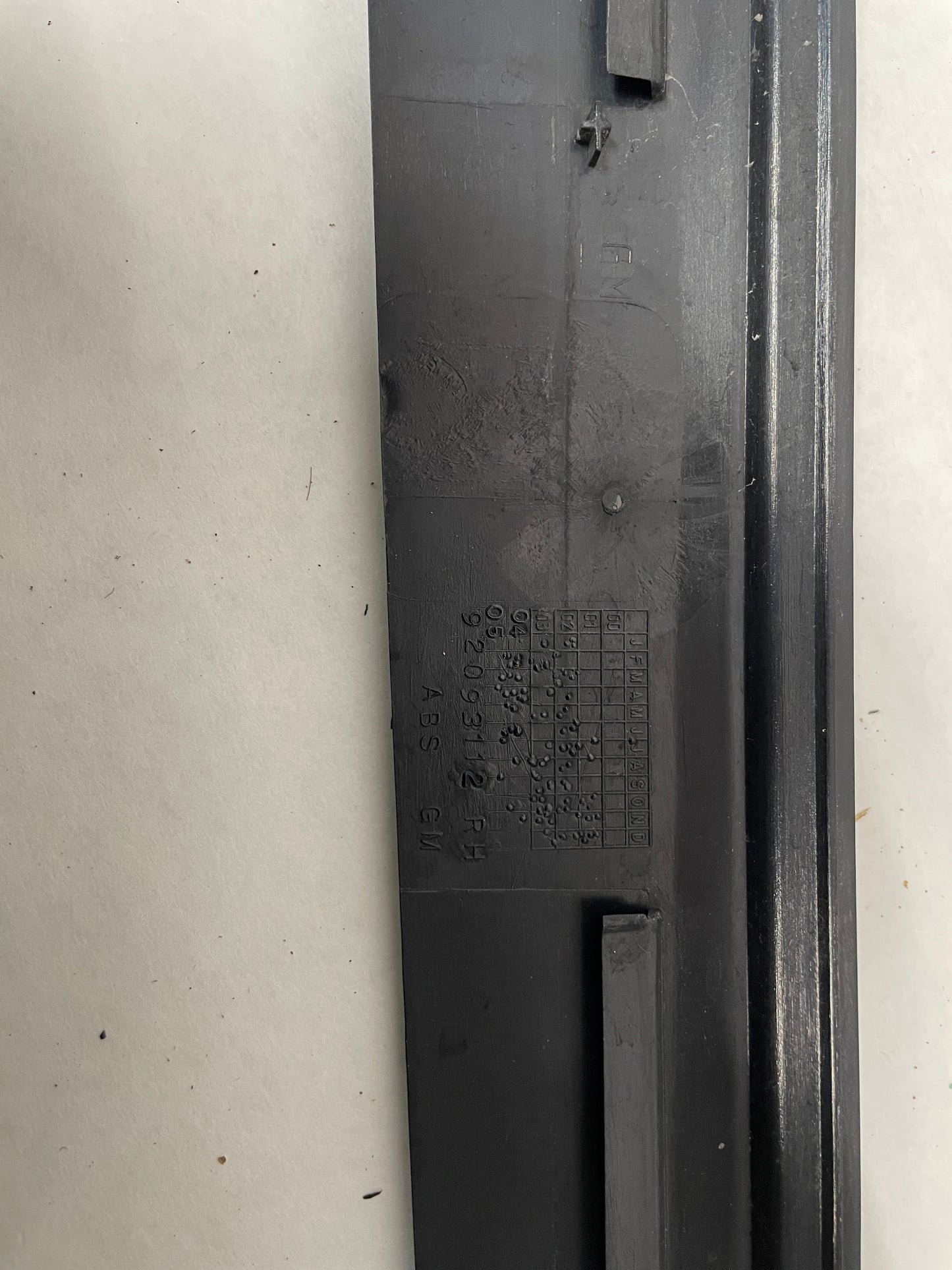 2005 Pontiac GTO RH Passenger Exterior B Pillar Window Trim Cover OEM - Day's Parts Yard