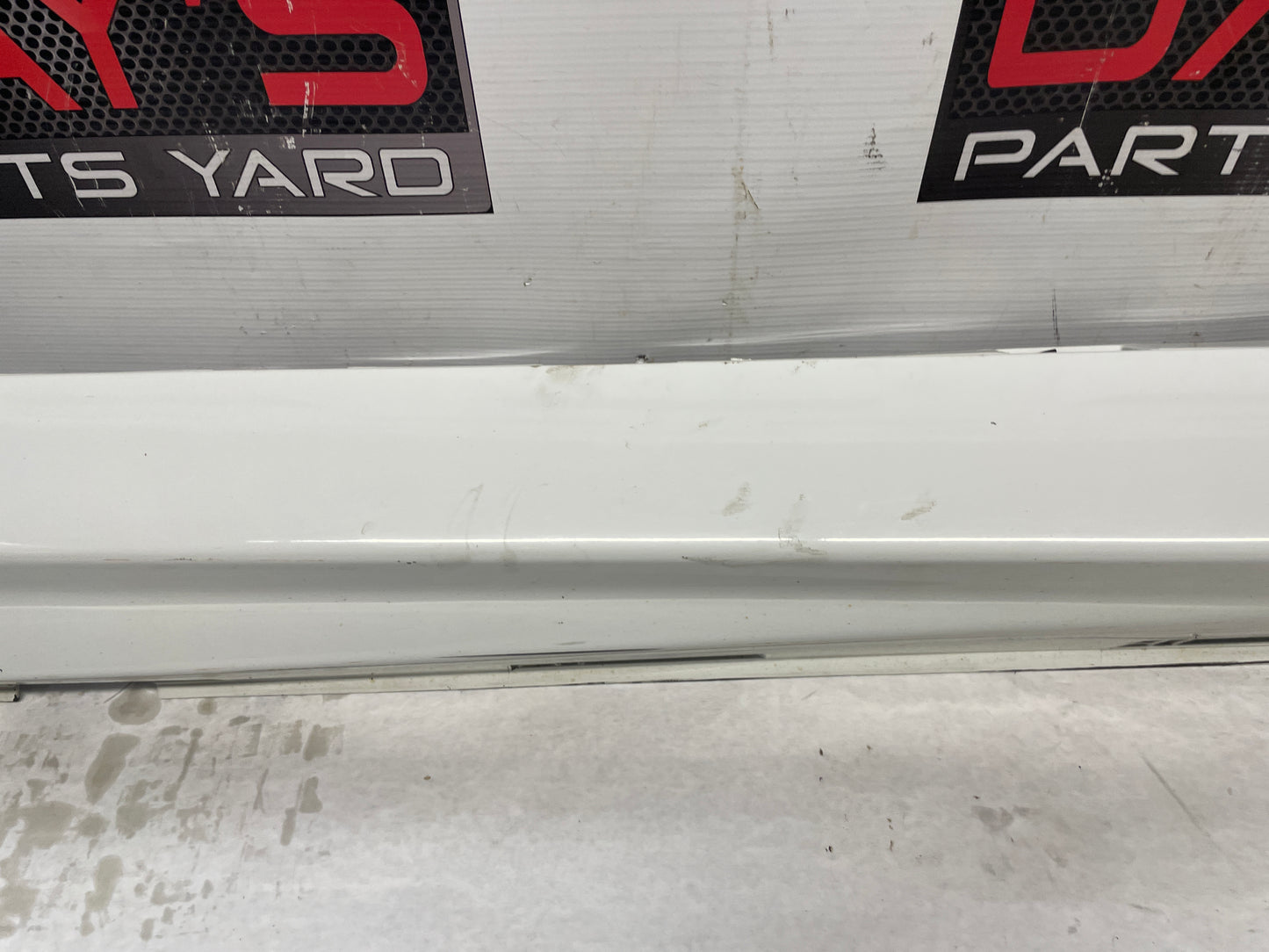 2008 Pontiac G8 Base RH Passenger Rocker Molding Side Skirt Panel White OEM - Day's Parts Yard