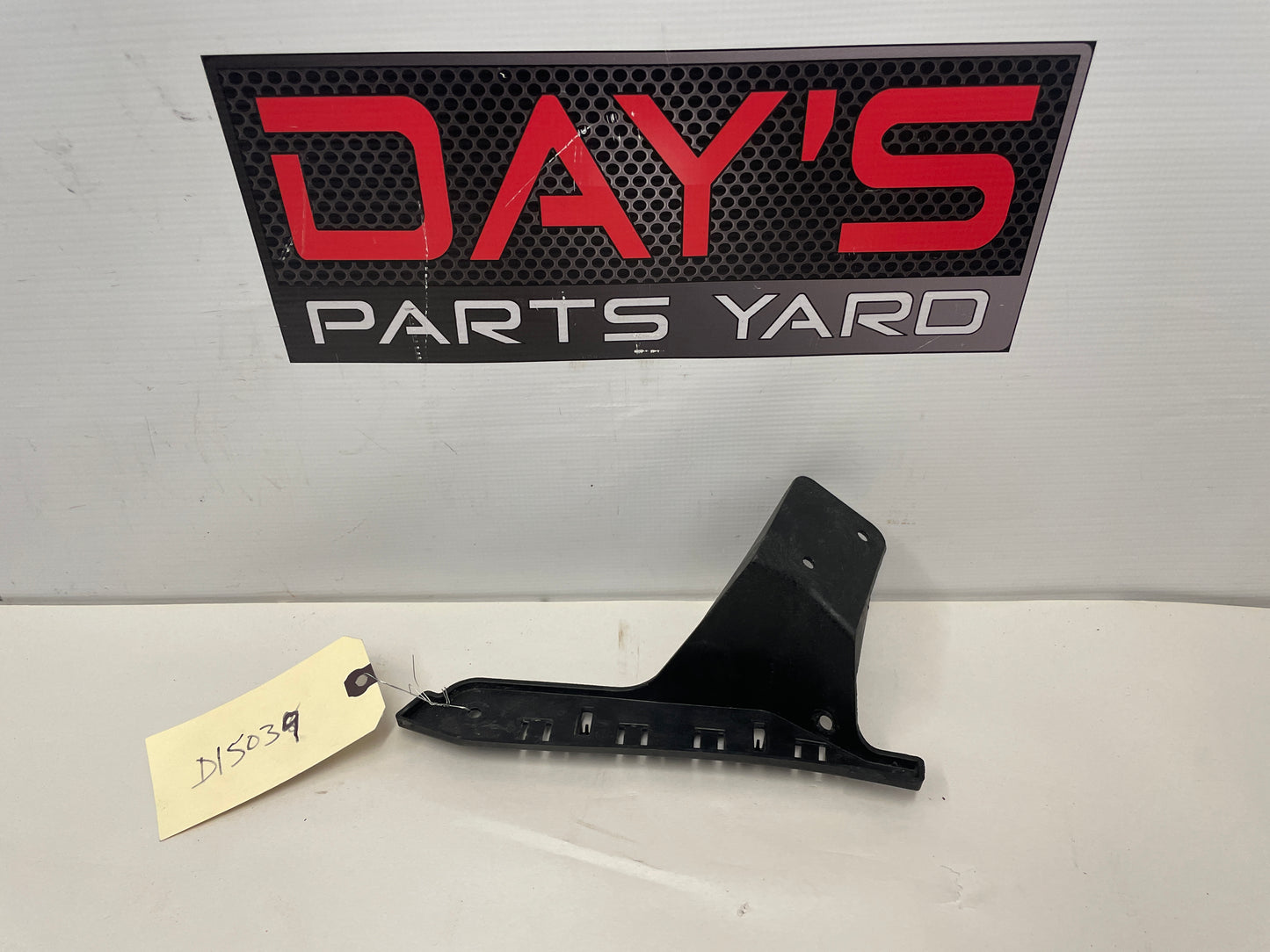 2014 Cadillac CTS-V Coupe LH Driver Front Bumper Bracket OEM - Day's Parts Yard